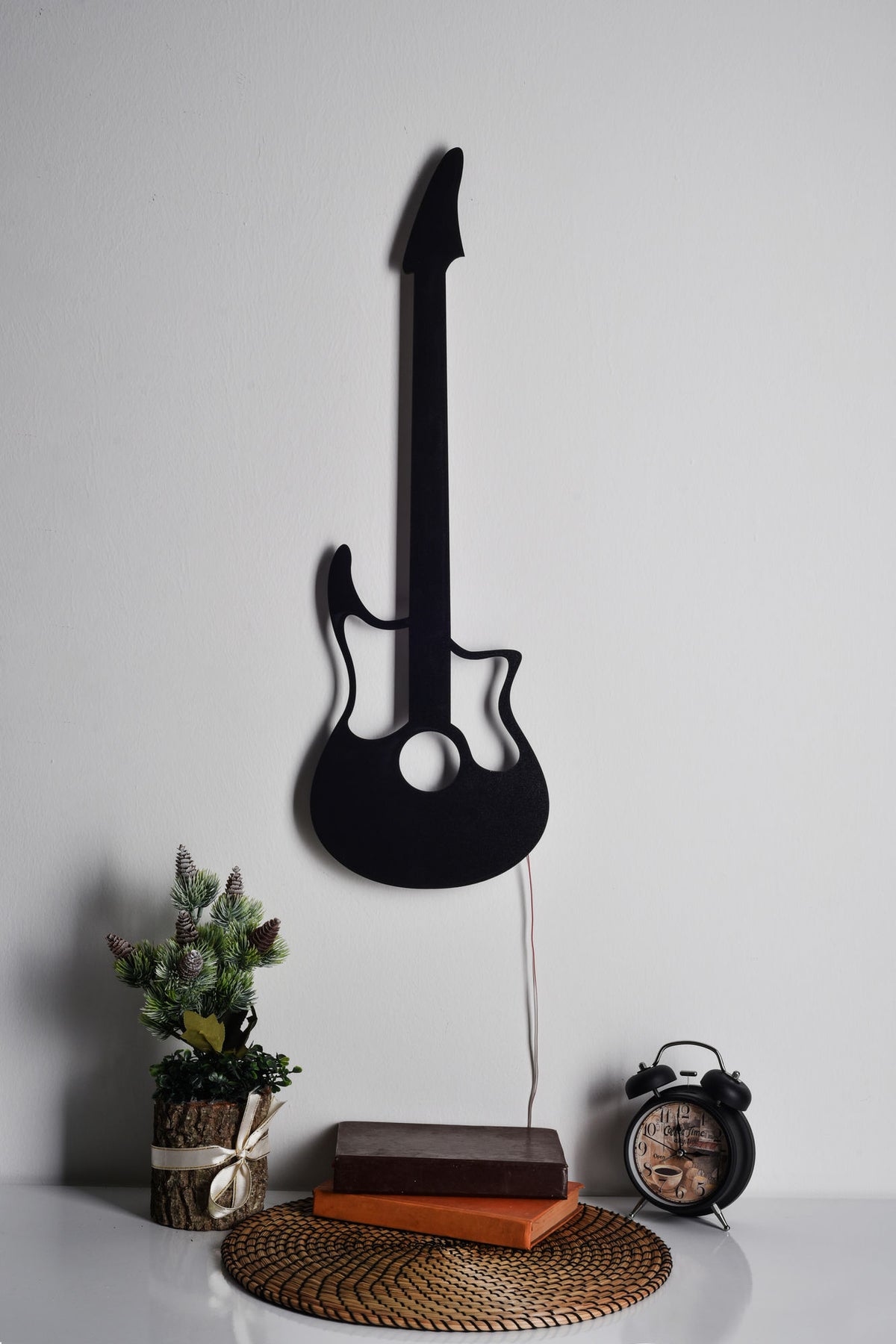 Guitar Wandleuchte - Blau in Blau präsentiert im Onlineshop von KAQTU Design AG. Wandleuchte ist von Wallity