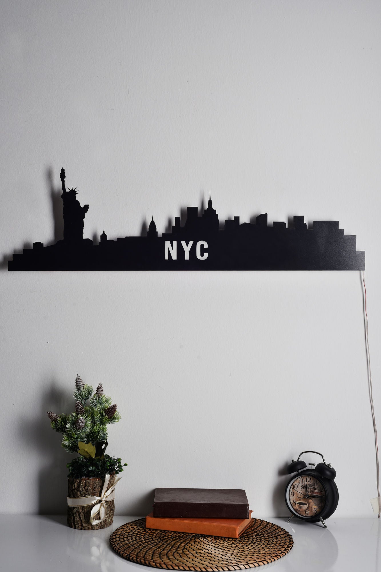 NYC Skyline - Blue in Blau präsentiert im Onlineshop von KAQTU Design AG. Wandleuchte ist von Wallity