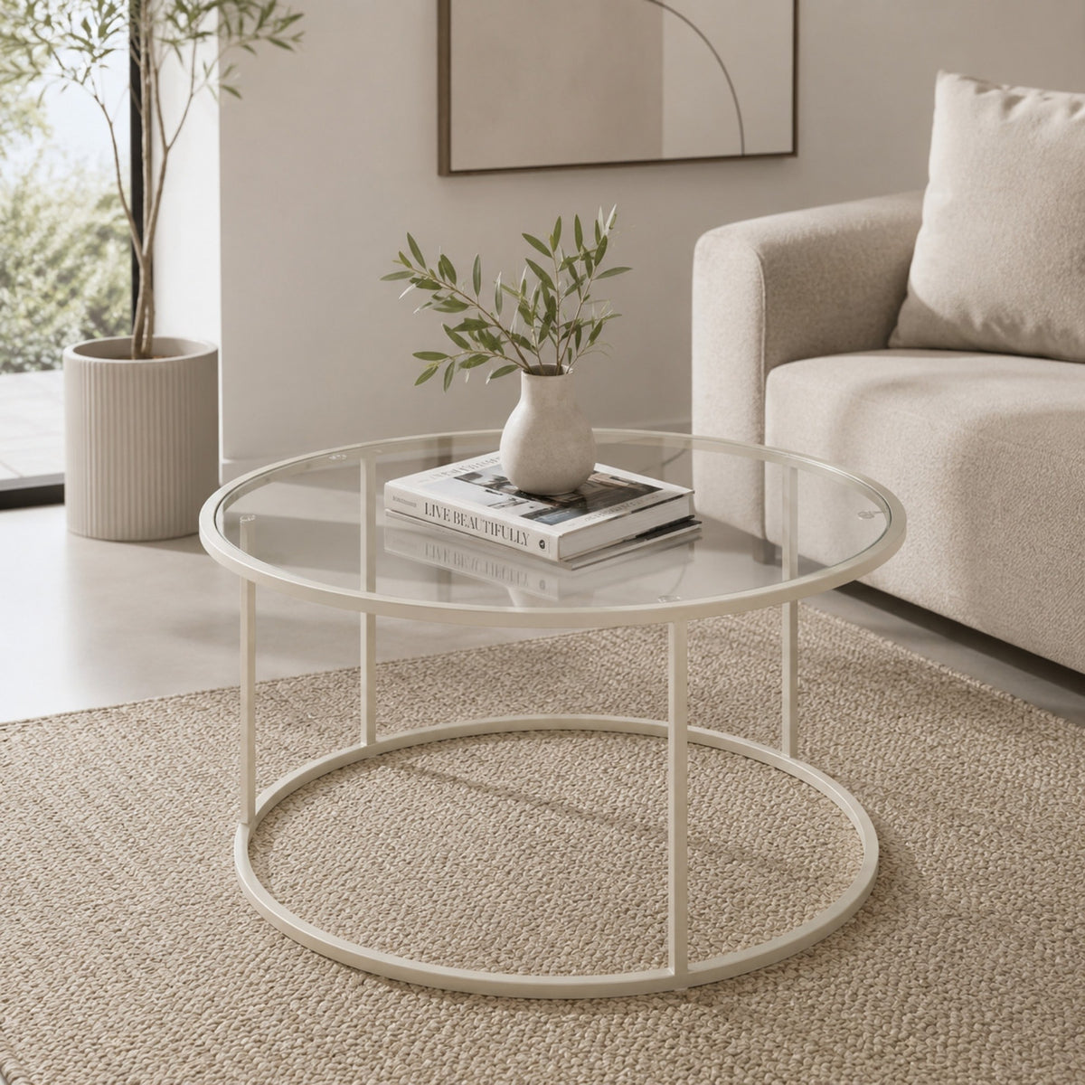 Quadratischer Couchtisch in Beige von Hanah Home mit Tischplatte aus 4 mm gehärtetem Glas und Metallgestell, 80x80x43 cm.