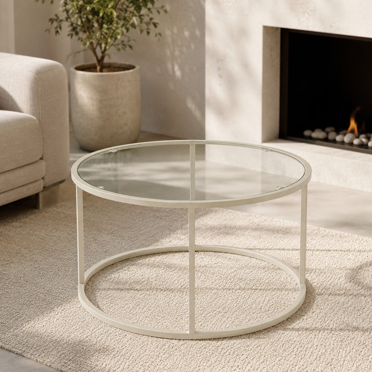 Quadratischer Couchtisch in Beige von Hanah Home mit Tischplatte aus 4 mm gehärtetem Glas und Metallgestell, 80x80x43 cm.