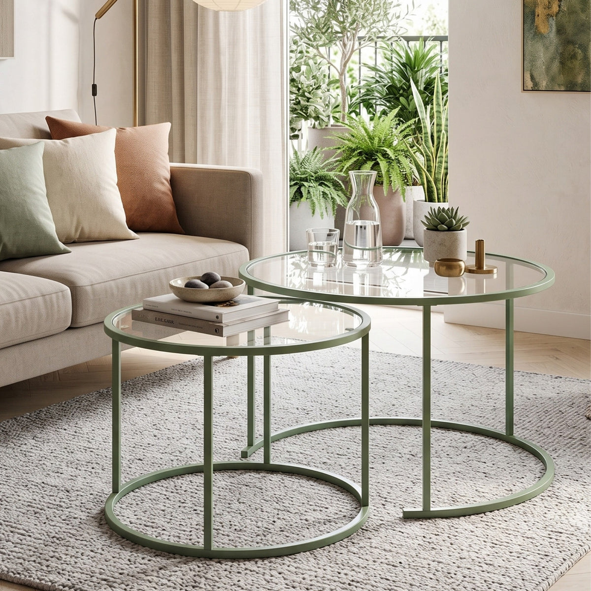 Zwei quadratische Couchtische in Mint aus gehärtetem Glas mit schlankem Metallgestell, unterschiedliche Grössen, nebeneinander im Wohnbereich.