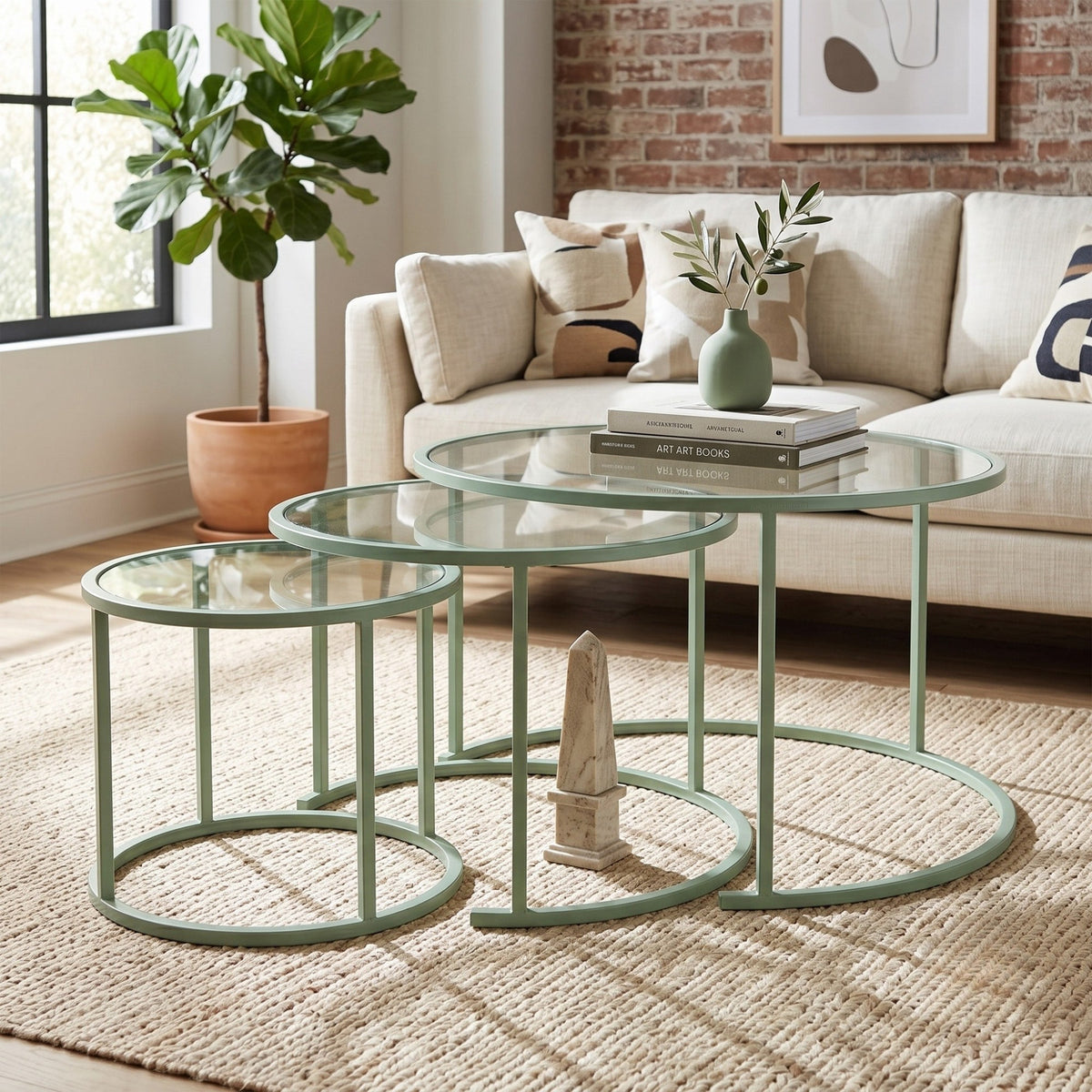 Drei ineinander stapelbare Couchtische in Mint mit Glasplatten und schlankem Metallgestell, unterschiedliche Grössen und Höhen.