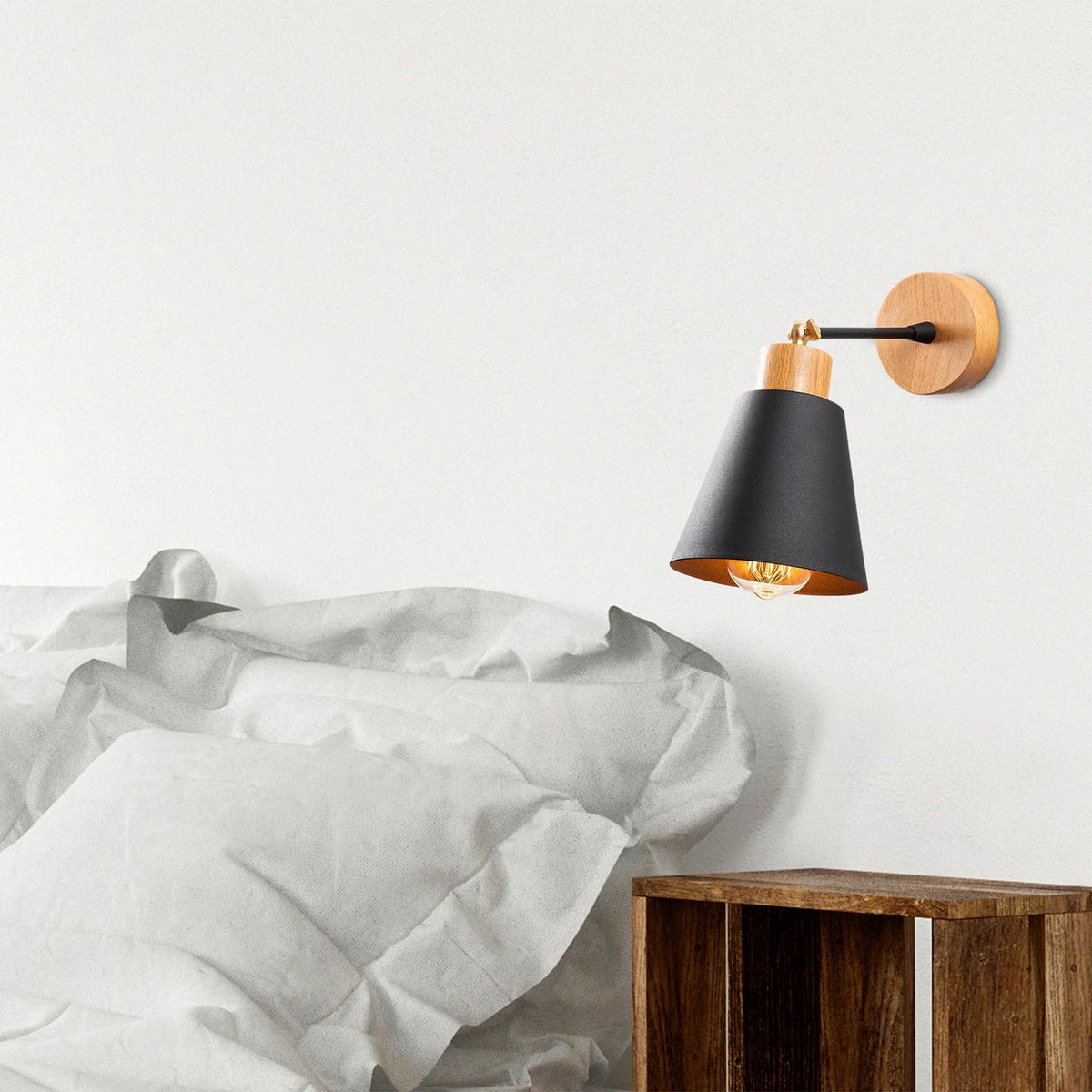Manavgat Wandleuchte - Schwarze Eiche in Schwarze Eiche präsentiert im Onlineshop von KAQTU Design AG. Wandleuchte ist von Opviq
