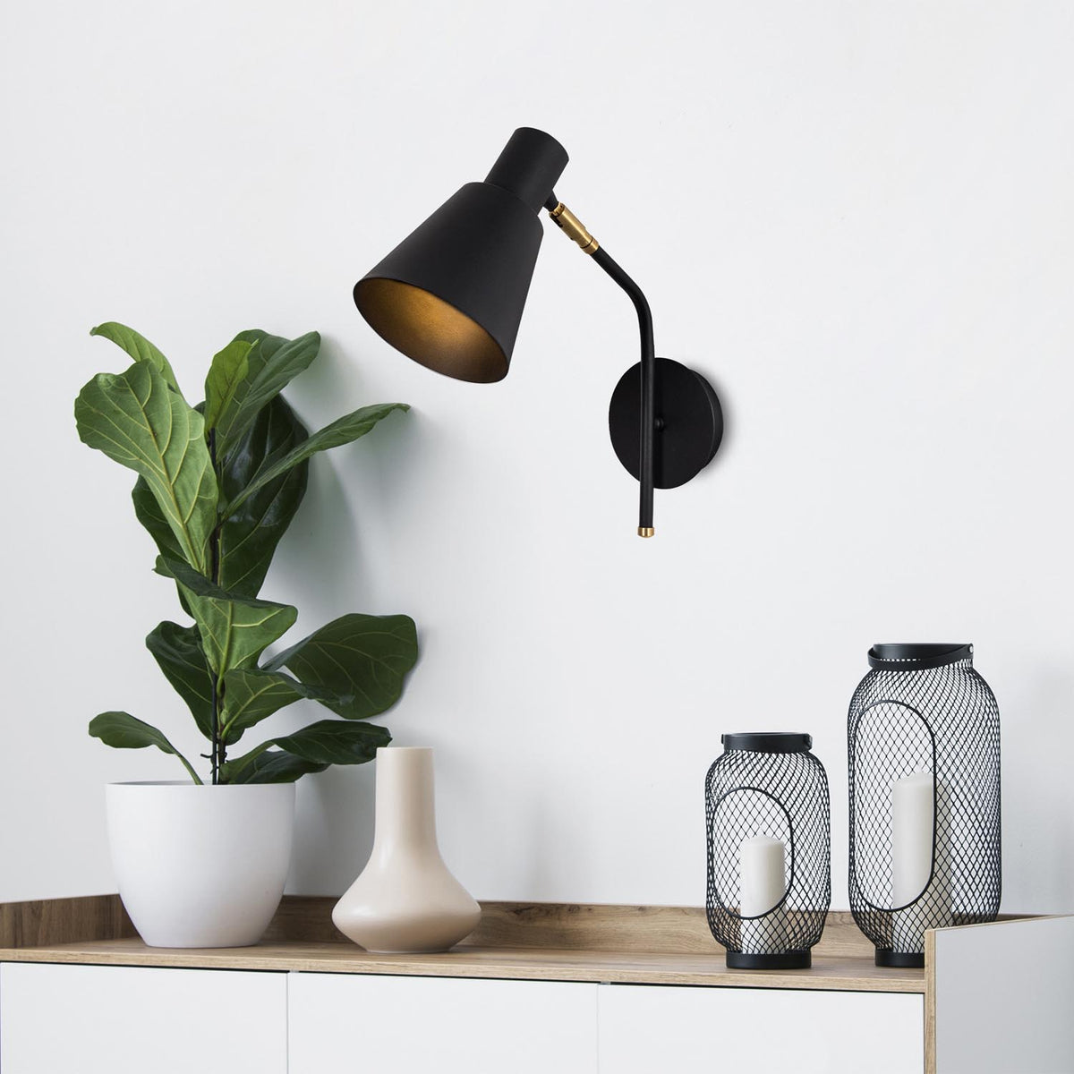 Sivani Wandleuchte - Schwarz Gold in Schwarz Gold präsentiert im Onlineshop von KAQTU Design AG. Wandleuchte ist von Opviq