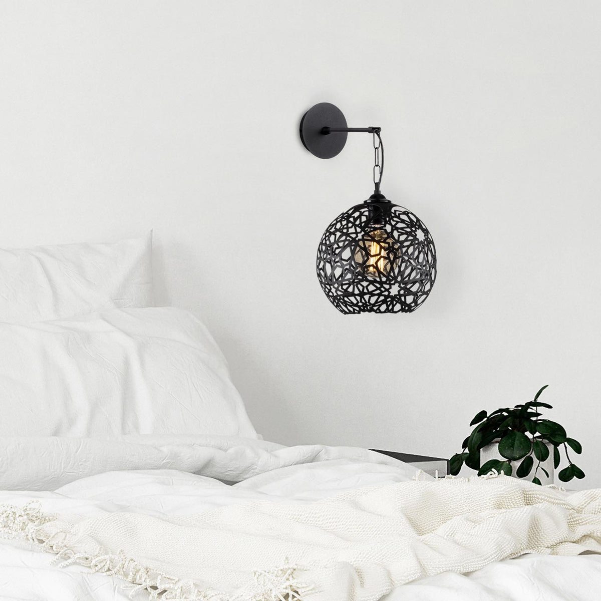 Fellini Wandleuchte - Schwarz in Schwarz präsentiert im Onlineshop von KAQTU Design AG. Wandleuchte ist von Opviq