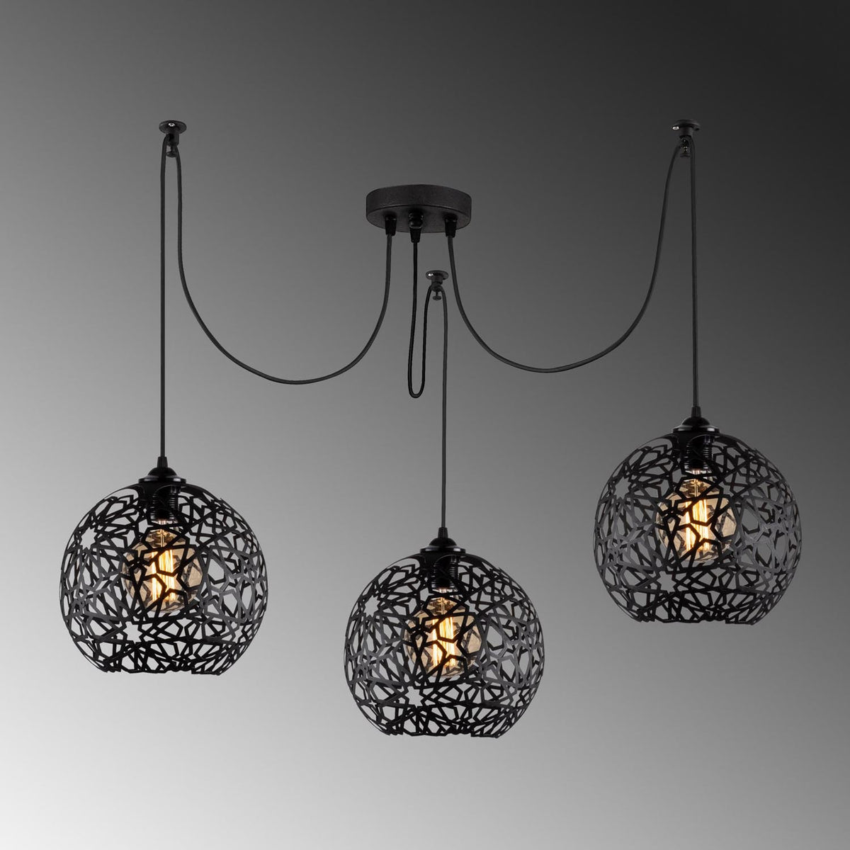 Fellini Pendellampe - Schwarz in Schwarz präsentiert im Onlineshop von KAQTU Design AG. Pendelleuchte ist von Opviq