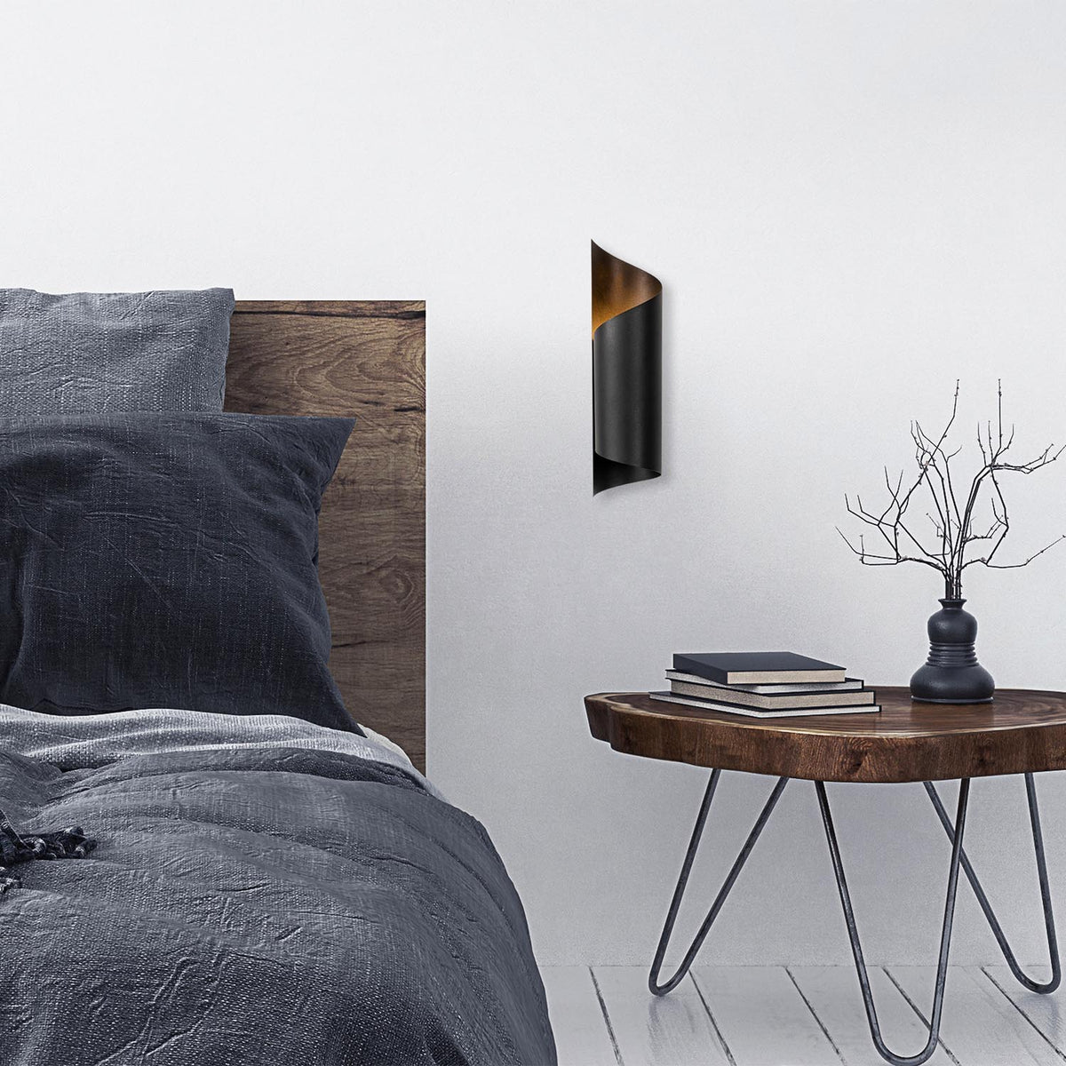 Sivani Wandleuchte - Schwarz in Schwarz präsentiert im Onlineshop von KAQTU Design AG. Wandleuchte ist von Opviq