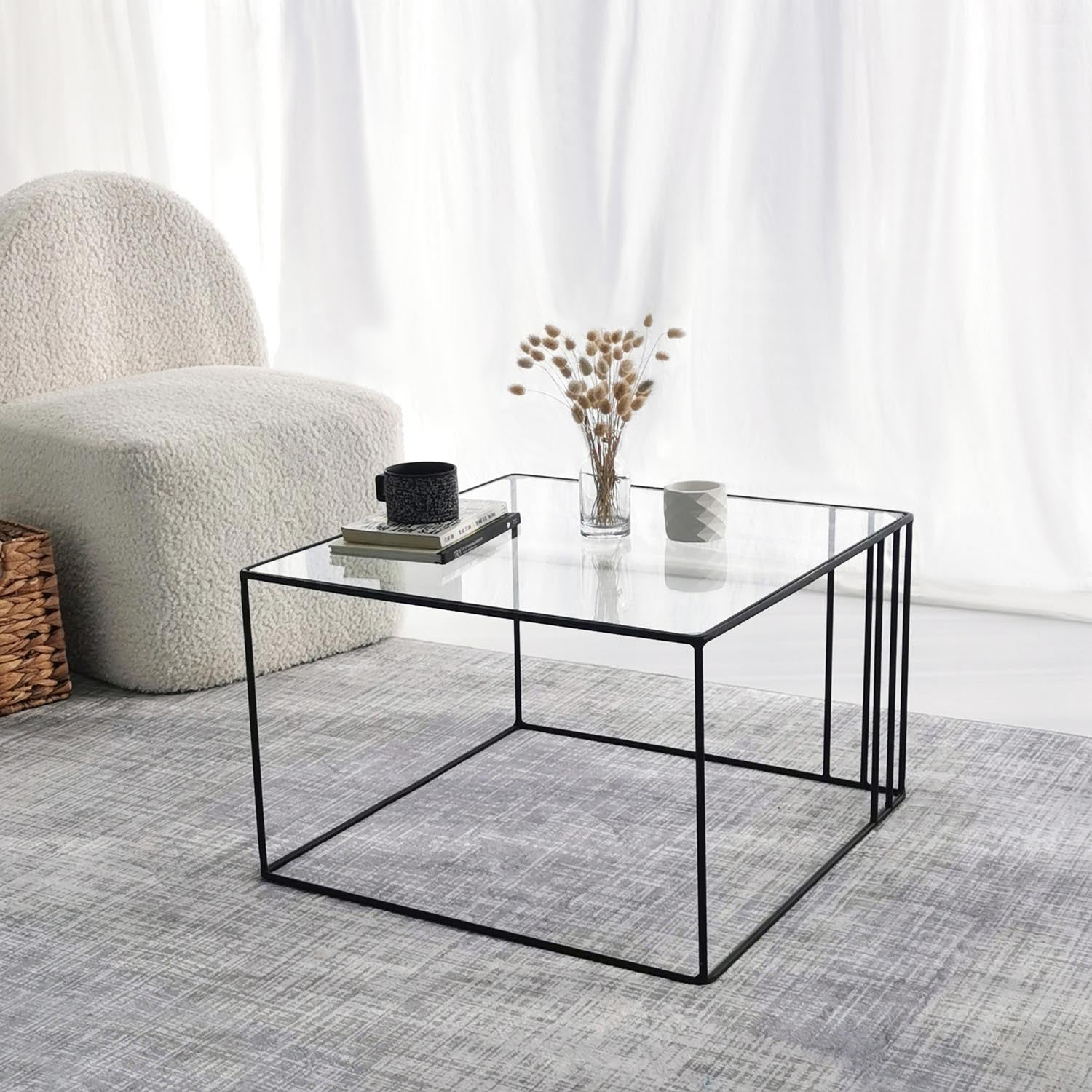Outline - Black in Schwarz präsentiert im Onlineshop von KAQTU Design AG. Beistelltisch ist von Hanah Home
