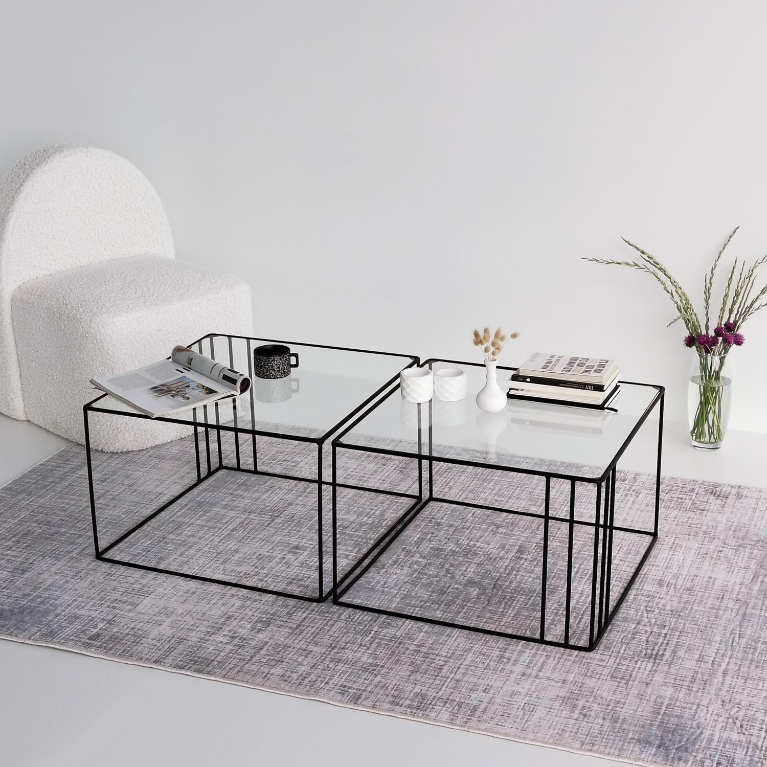 Outline - Black in Schwarz präsentiert im Onlineshop von KAQTU Design AG. Beistelltisch ist von Hanah Home