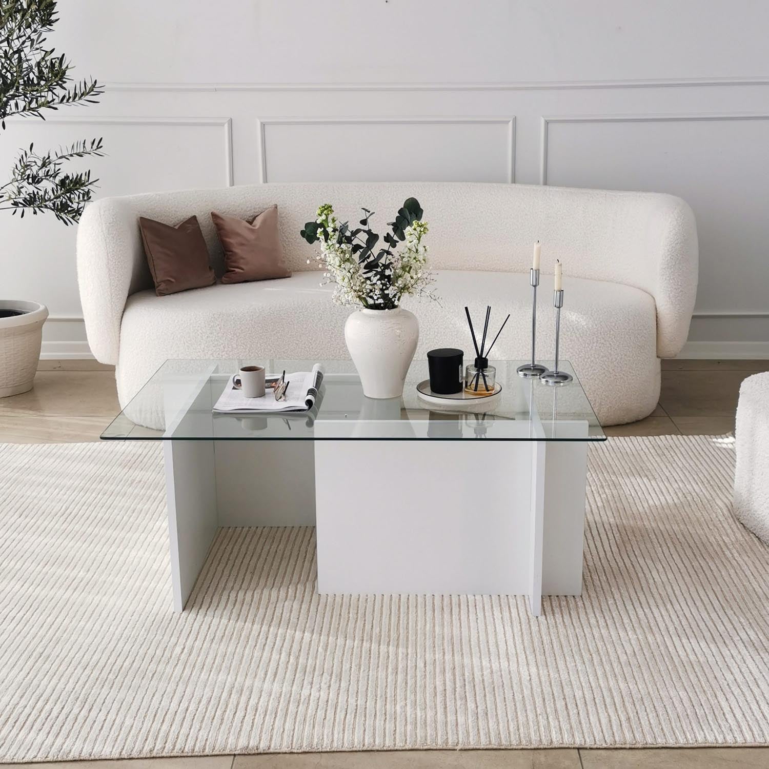 Escape - White in Weiss präsentiert im Onlineshop von KAQTU Design AG. Beistelltisch ist von Hanah Home