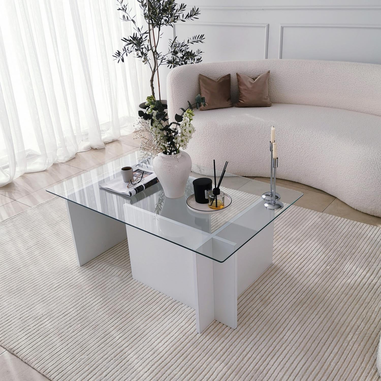 Escape - White in Weiss präsentiert im Onlineshop von KAQTU Design AG. Beistelltisch ist von Hanah Home