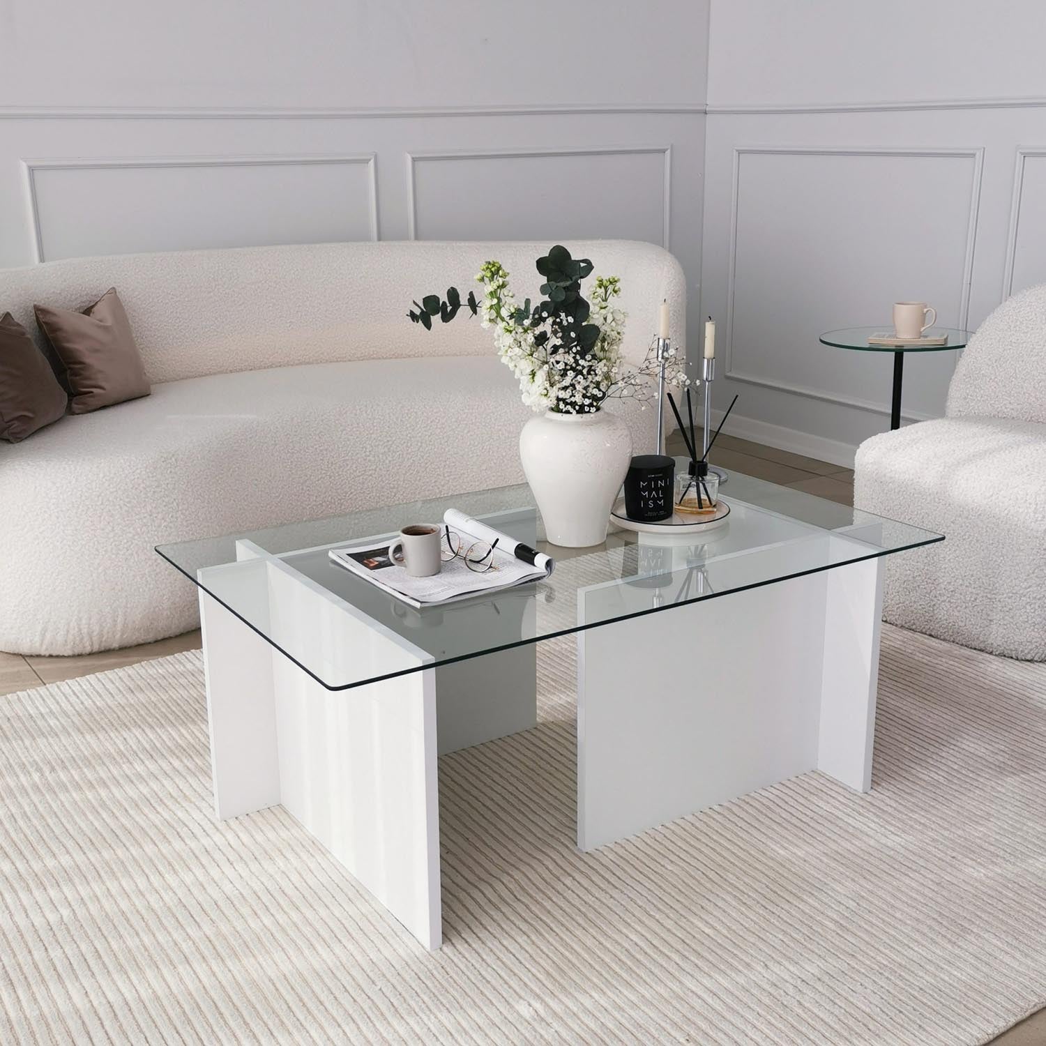 Escape - White in Weiss präsentiert im Onlineshop von KAQTU Design AG. Beistelltisch ist von Hanah Home