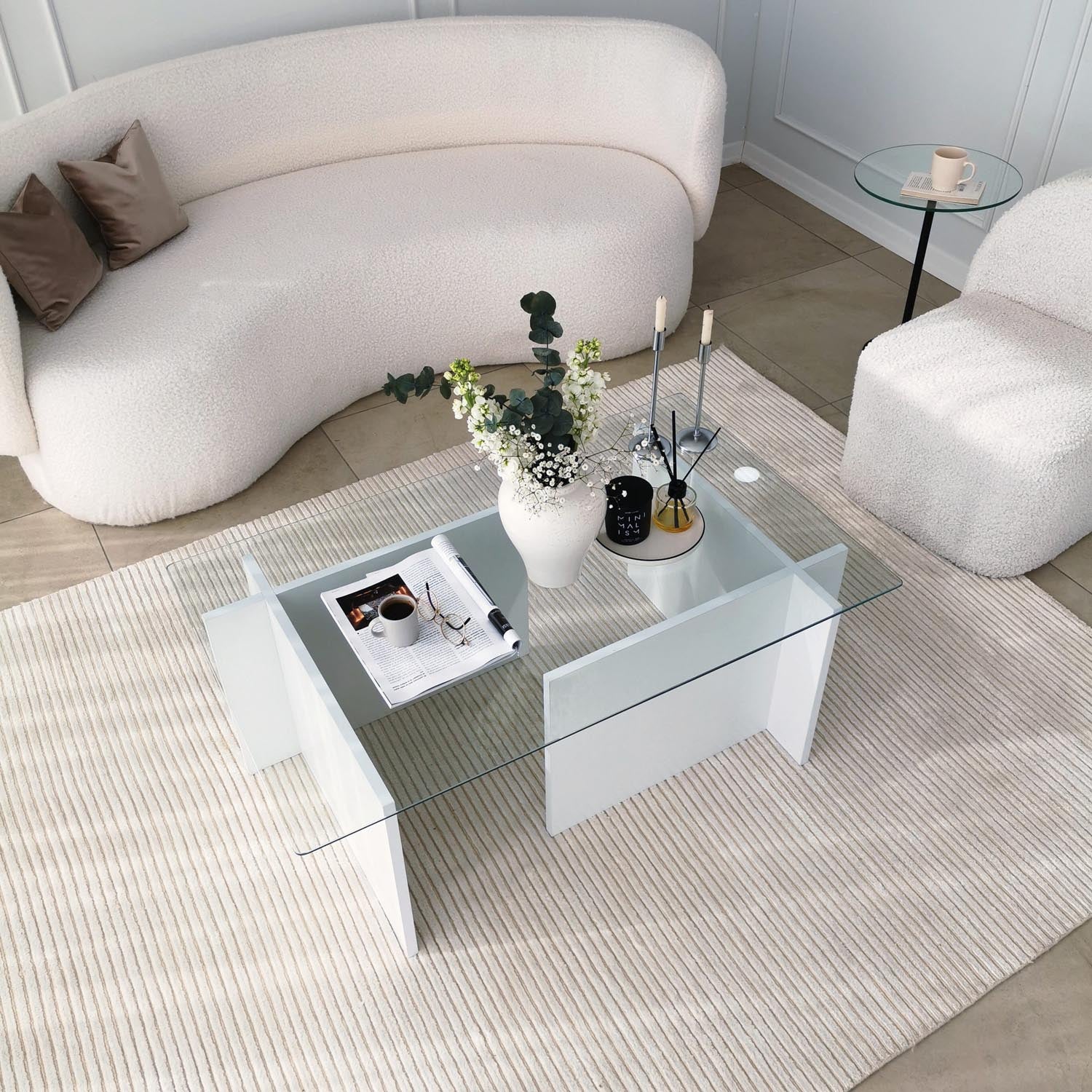 Escape - White in Weiss präsentiert im Onlineshop von KAQTU Design AG. Beistelltisch ist von Hanah Home