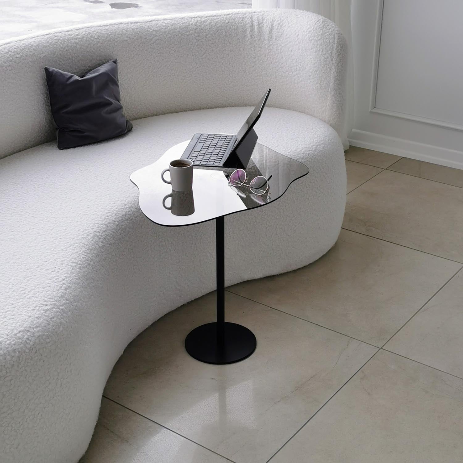 Dior - Black in Schwarz präsentiert im Onlineshop von KAQTU Design AG. Beistelltisch ist von Hanah Home
