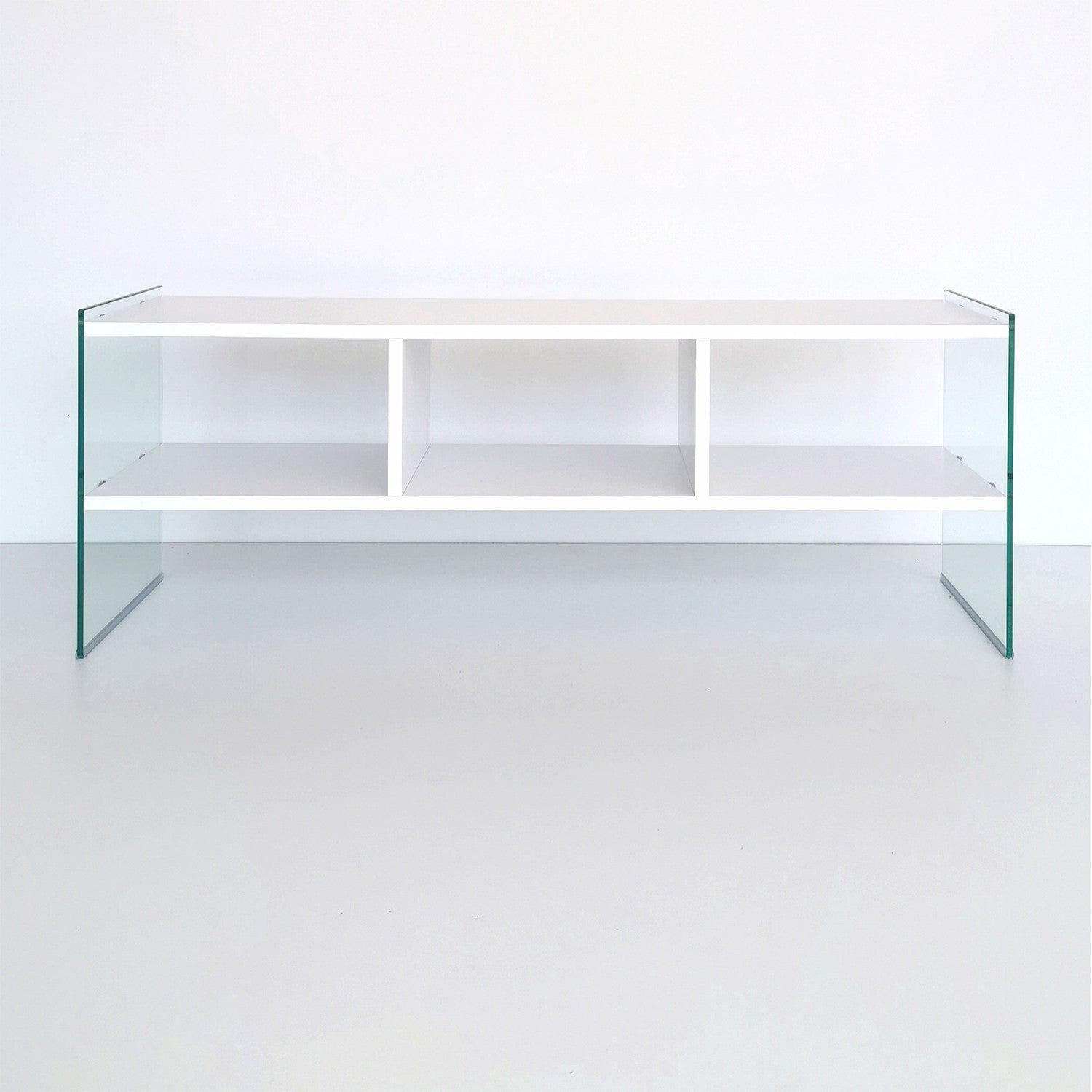 TV400 in Weiss präsentiert im Onlineshop von KAQTU Design AG. Sideboard ist von Hanah Home