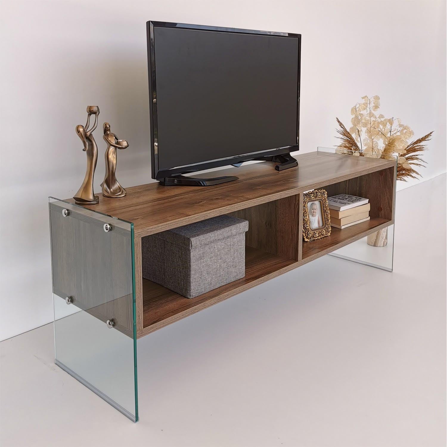 TV404 in Walnuss präsentiert im Onlineshop von KAQTU Design AG. Sideboard ist von Hanah Home