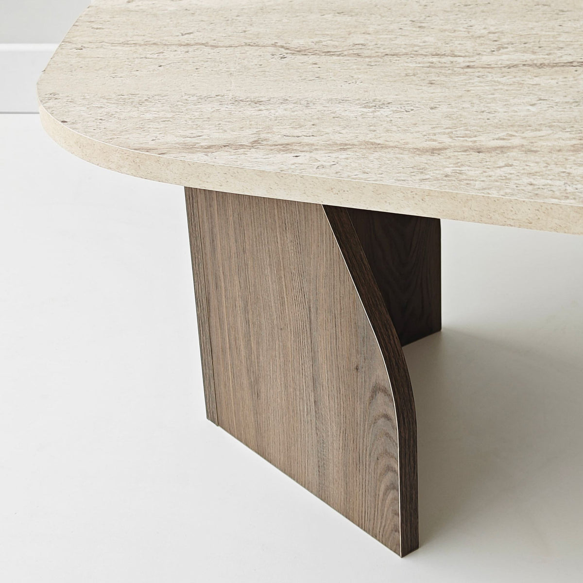 Foto des Rock Couchtisches von Hanah Home mit Platte in Travertin- und Nussbaum-Optik, rechteckige Form, niedrige Bauweise.