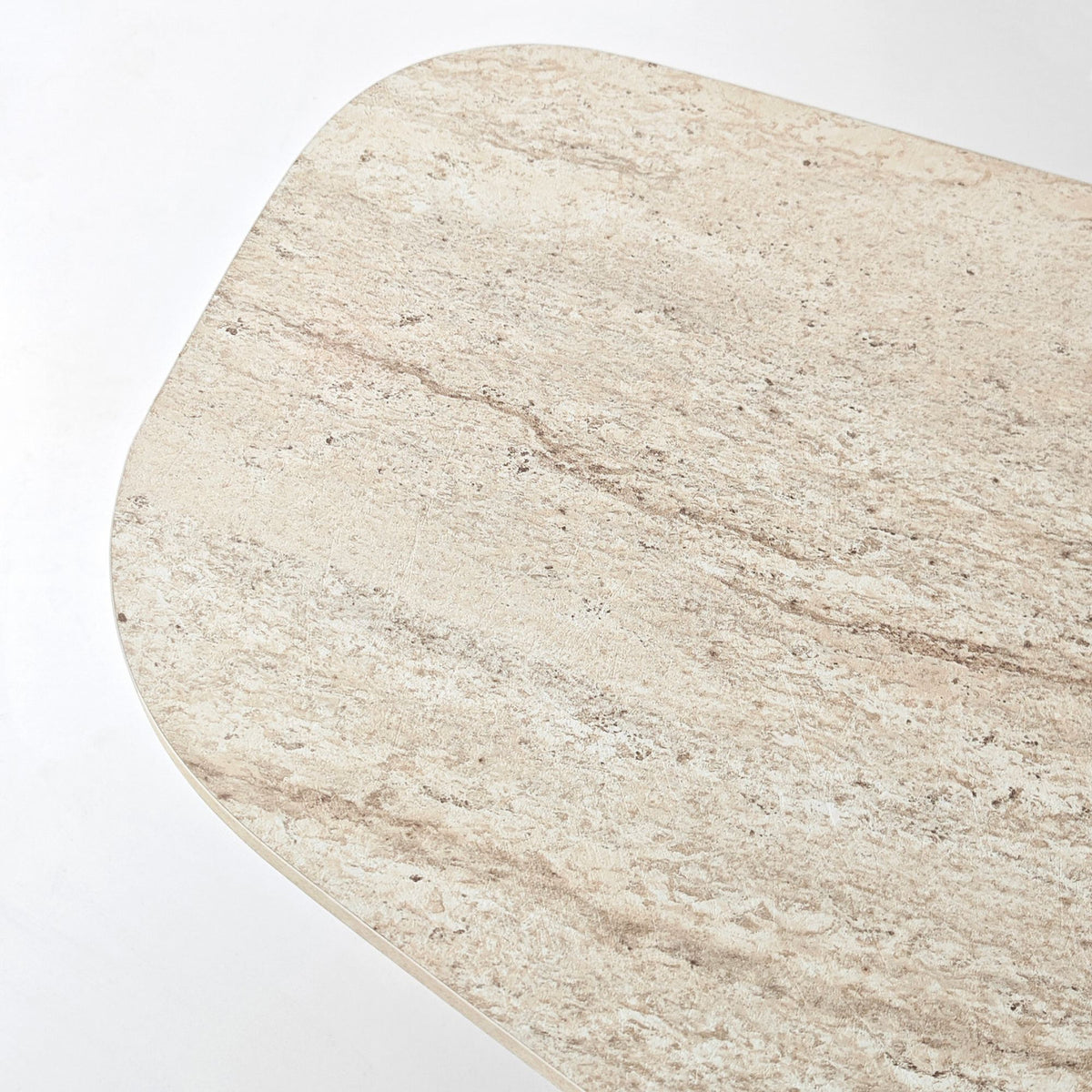 Foto des Rock Couchtisches von Hanah Home mit Platte in Travertin- und Nussbaum-Optik, rechteckige Form, niedrige Bauweise.
