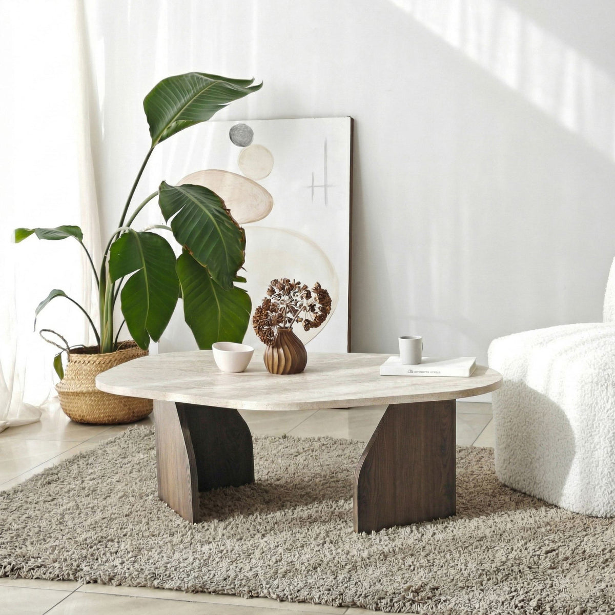 Foto des Rock Couchtisches von Hanah Home mit Platte in Travertin- und Nussbaum-Optik, rechteckige Form, niedrige Bauweise.