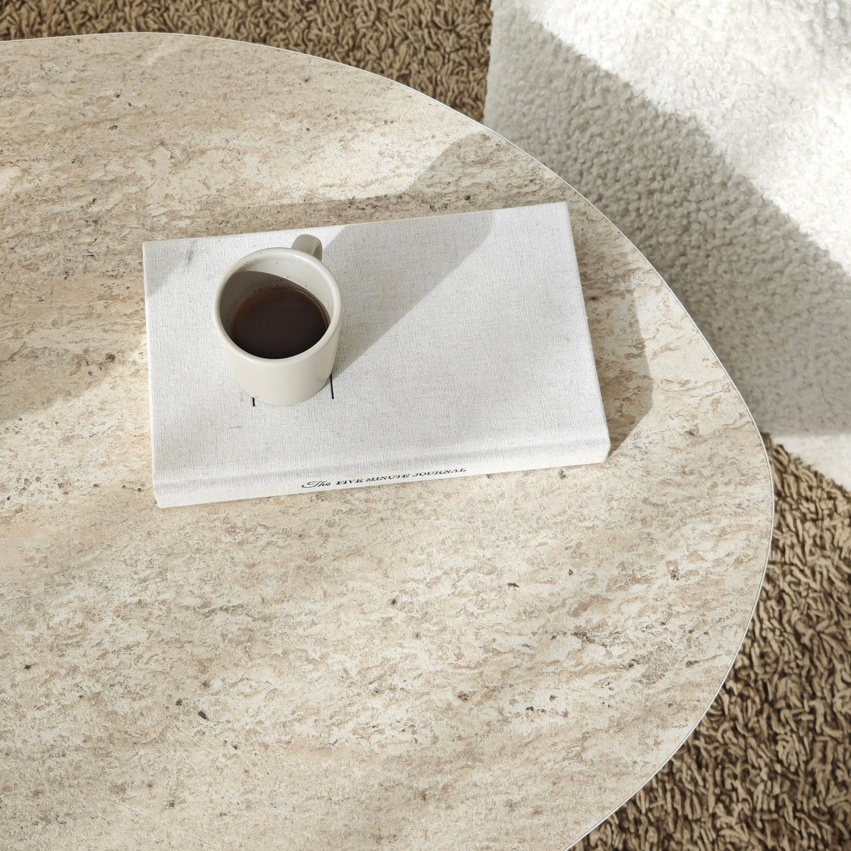 Foto des Rock Couchtisches von Hanah Home mit Platte in Travertin- und Nussbaum-Optik, rechteckige Form, niedrige Bauweise.