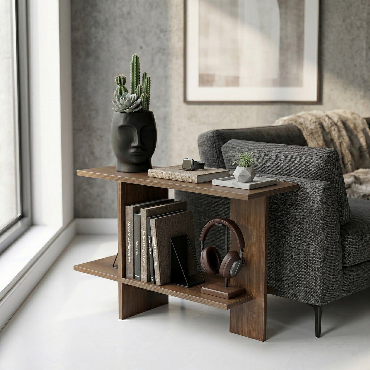 Beistelltisch aus 100% Melaminspanplatte in Nussbaum-Optik mit Tischplatte und unterem Regal, Masse 80 x 30 x 55 cm.