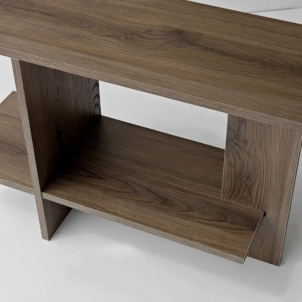 Beistelltisch aus 100% Melaminspanplatte in Nussbaum-Optik mit Tischplatte und unterem Regal, Masse 80 x 30 x 55 cm.