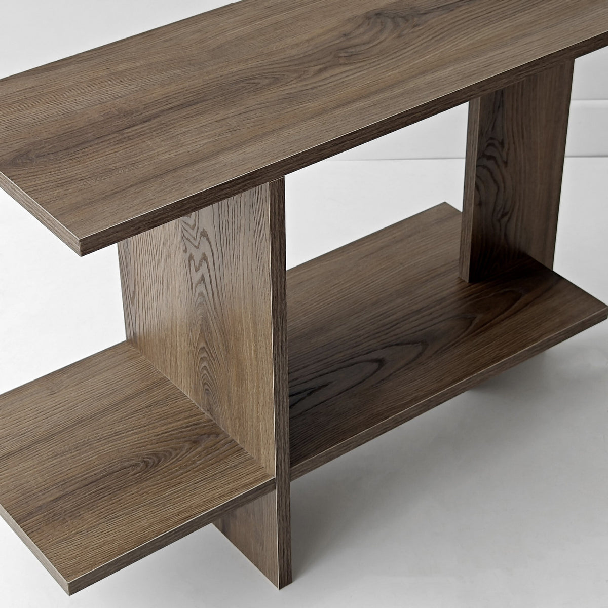 Beistelltisch aus 100% Melaminspanplatte in Nussbaum-Optik mit Tischplatte und unterem Regal, Masse 80 x 30 x 55 cm.