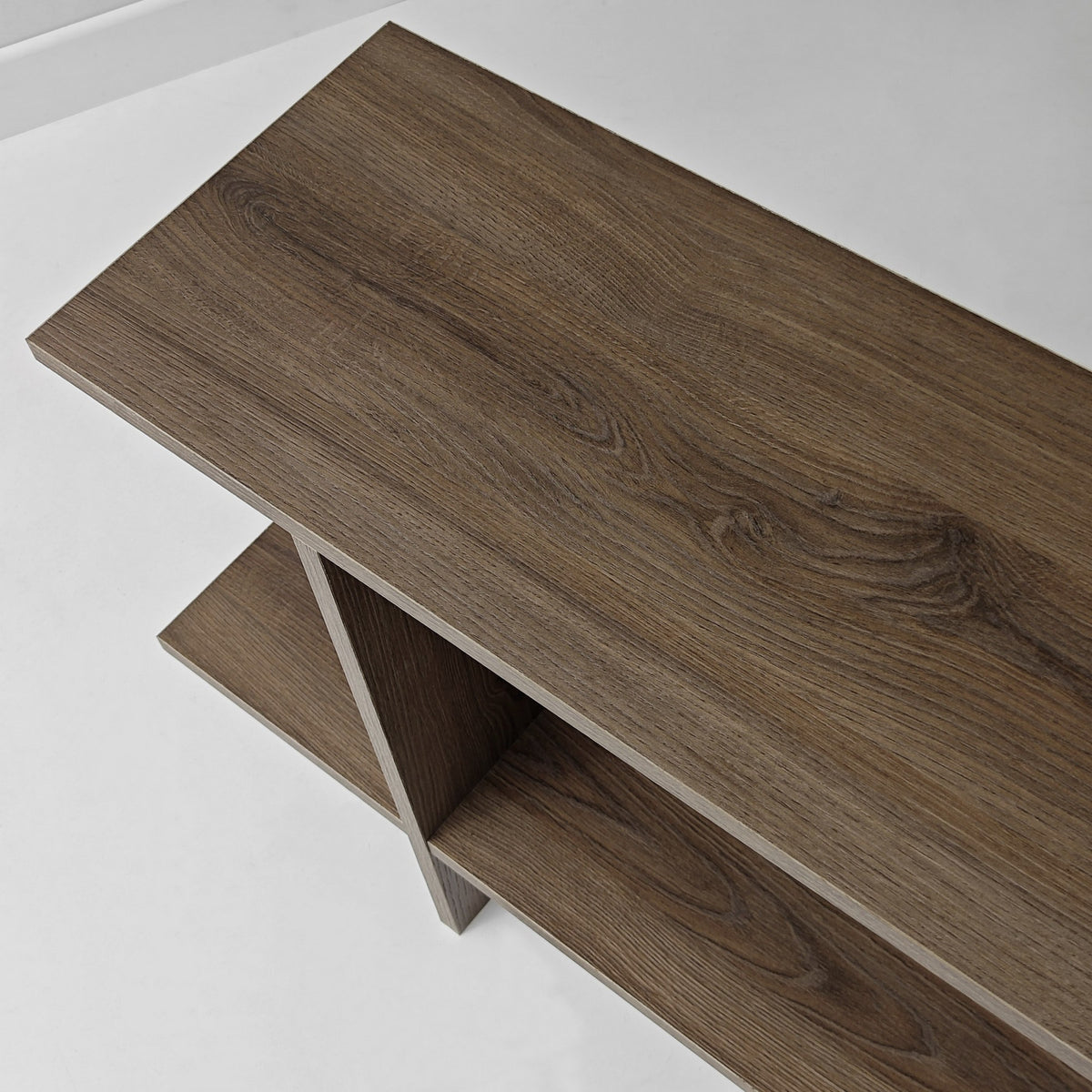 Beistelltisch aus 100% Melaminspanplatte in Nussbaum-Optik mit Tischplatte und unterem Regal, Masse 80 x 30 x 55 cm.
