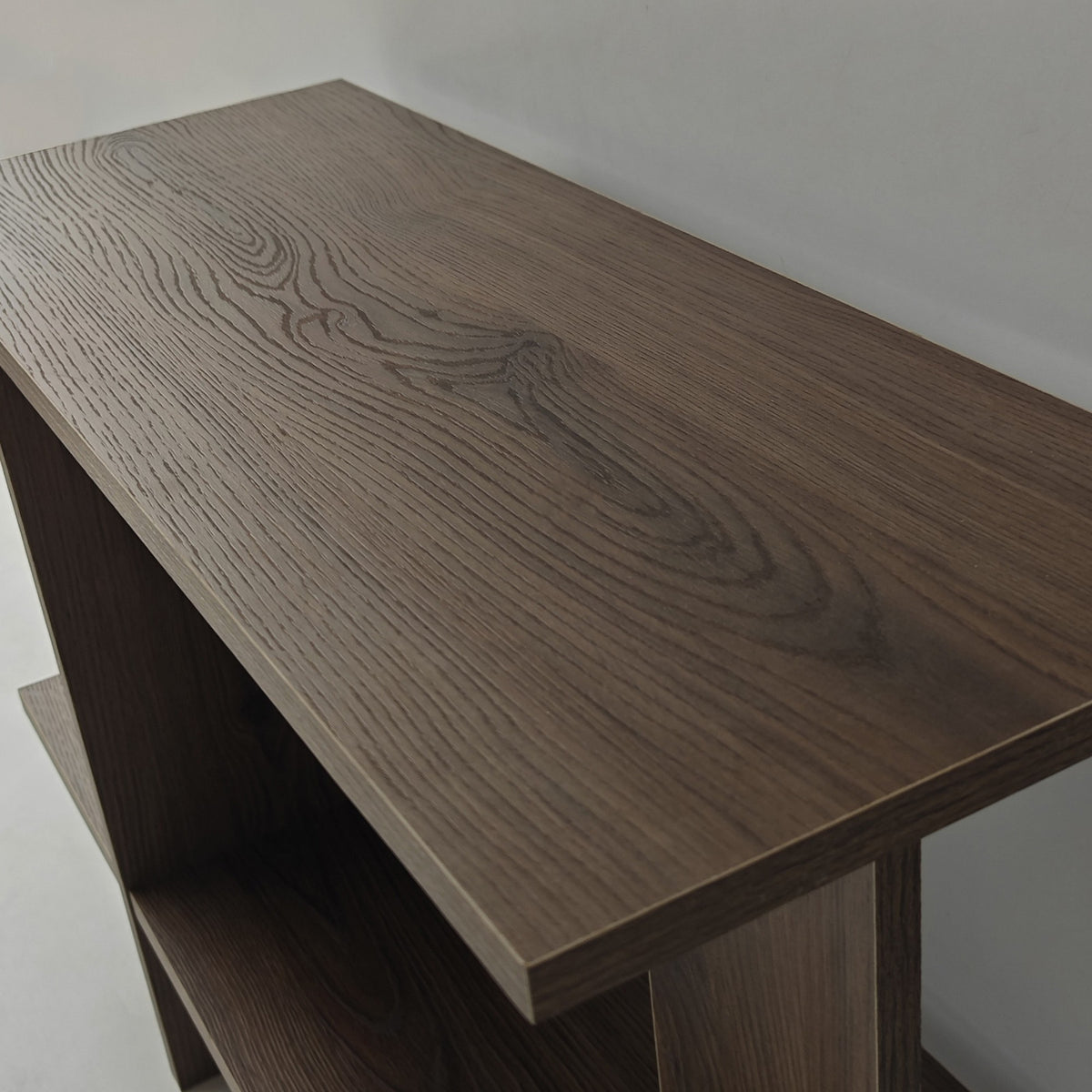 Beistelltisch aus 100% Melaminspanplatte in Nussbaum-Optik mit Tischplatte und unterem Regal, Masse 80 x 30 x 55 cm.