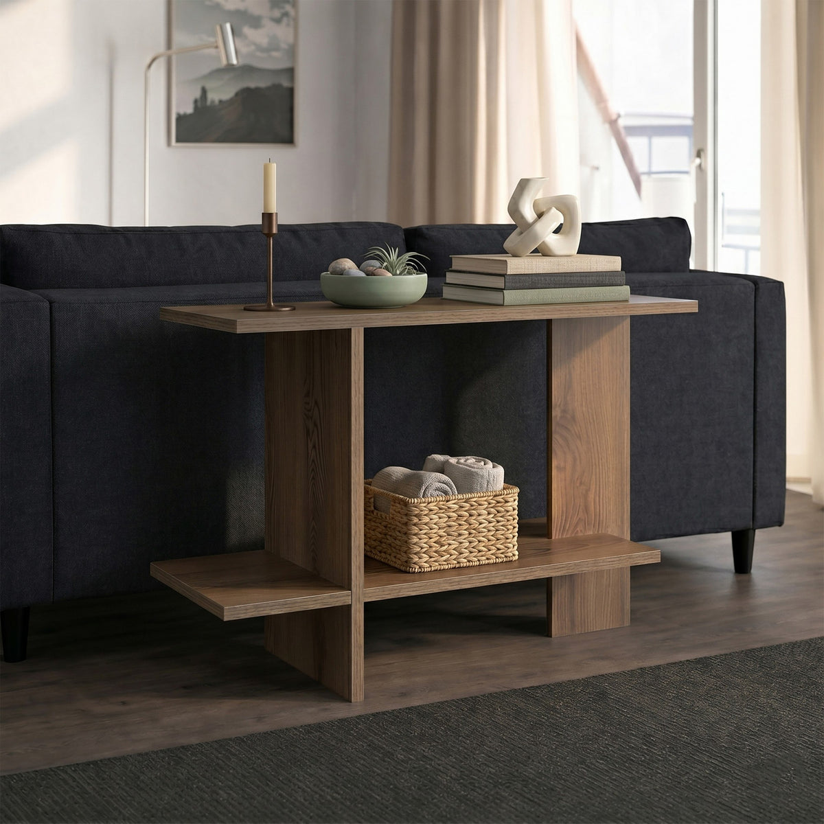 Beistelltisch aus 100% Melaminspanplatte in Nussbaum-Optik mit Tischplatte und unterem Regal, Masse 80 x 30 x 55 cm.