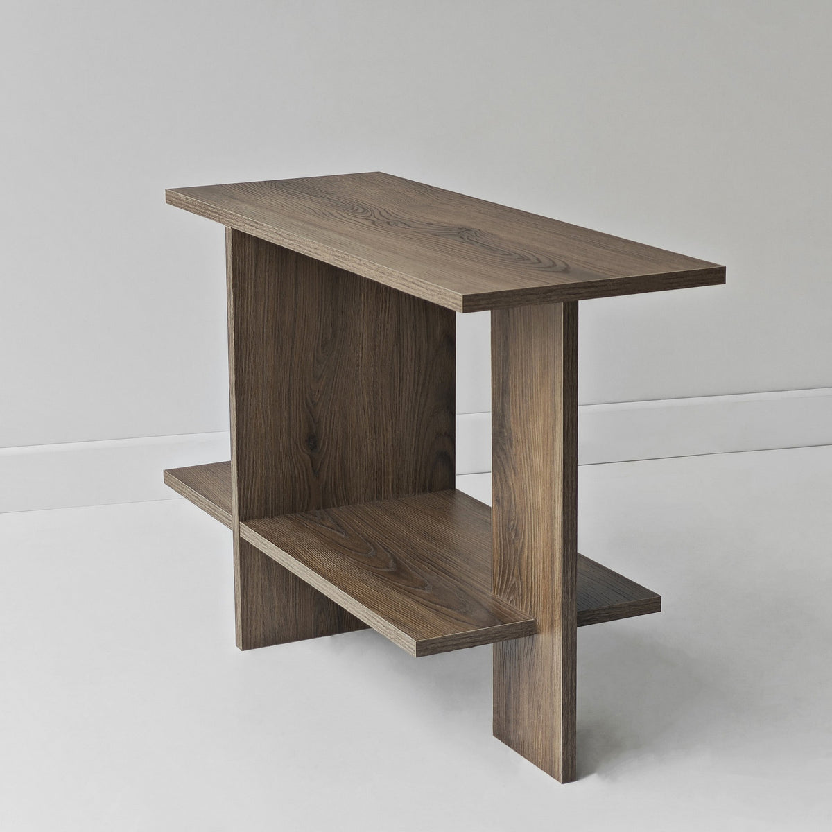 Beistelltisch aus 100% Melaminspanplatte in Nussbaum-Optik mit Tischplatte und unterem Regal, Masse 80 x 30 x 55 cm.