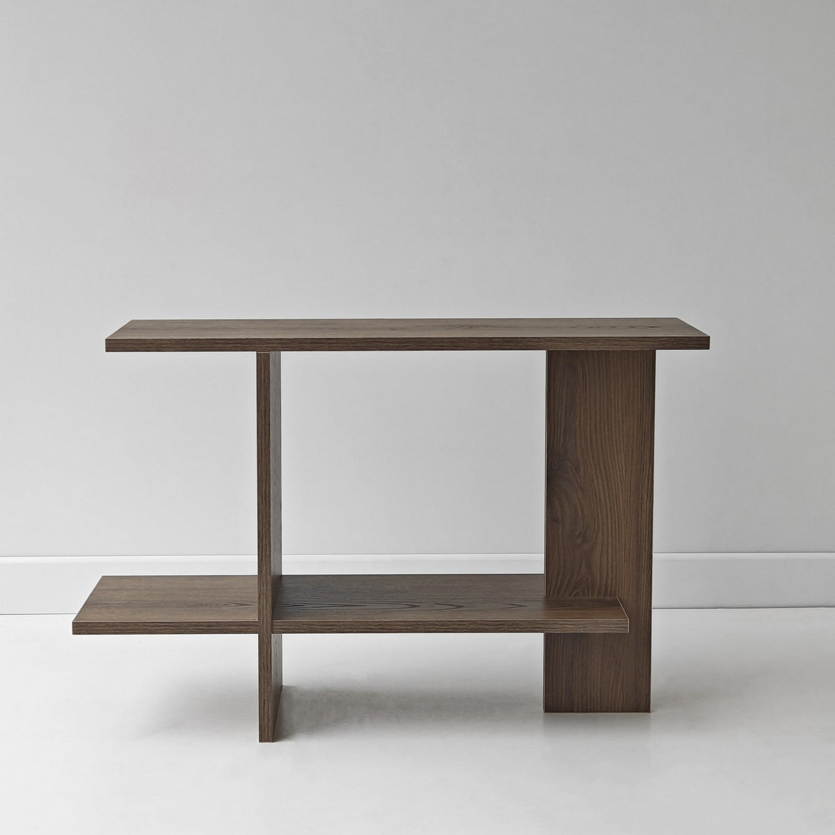Beistelltisch aus 100% Melaminspanplatte in Nussbaum-Optik mit Tischplatte und unterem Regal, Masse 80 x 30 x 55 cm.
