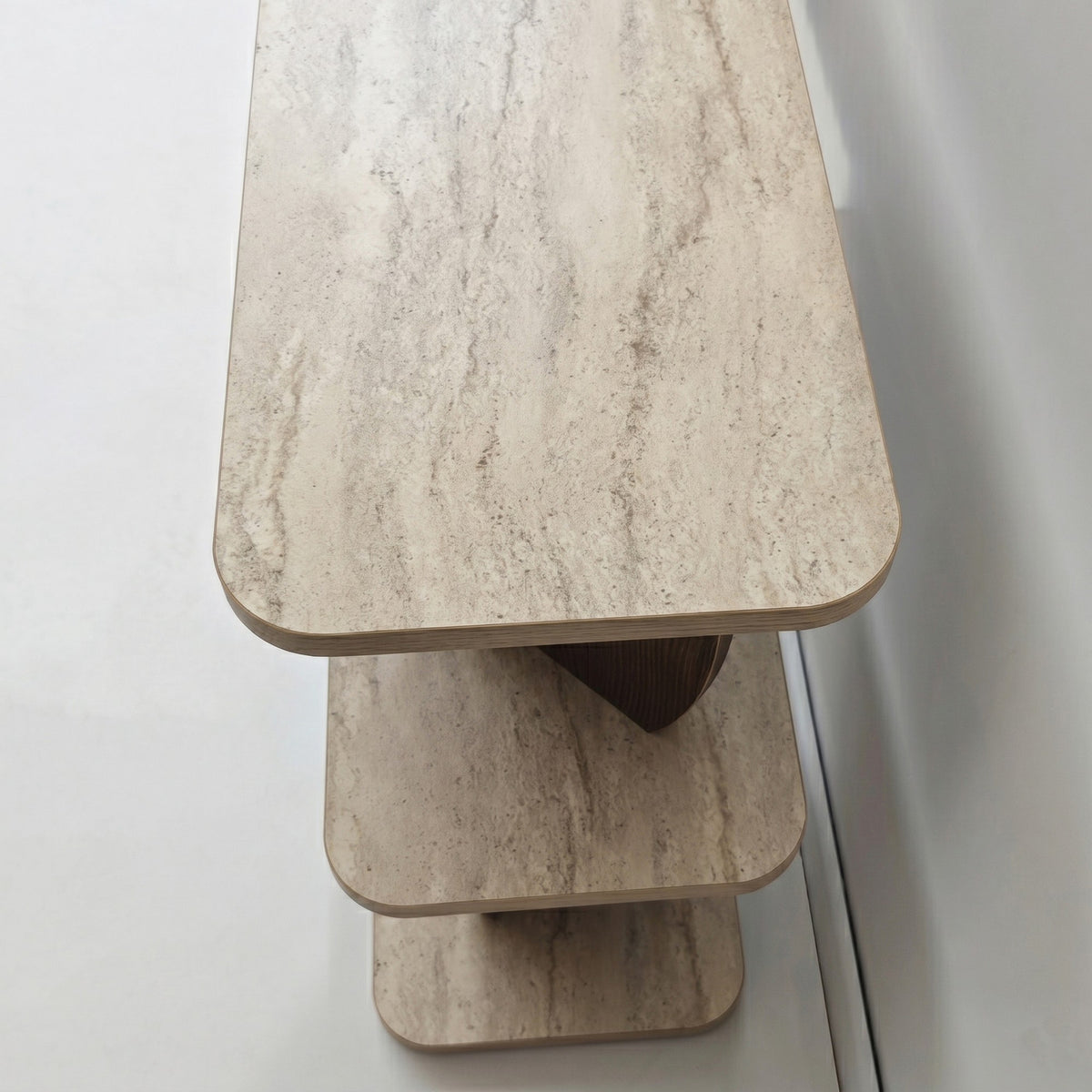 Beistelltisch mit Tischplatte in Travertin-Optik und Gestell in Walnuss-Optik, rechteckige Form, Masse 90 x 30 x 70 cm.