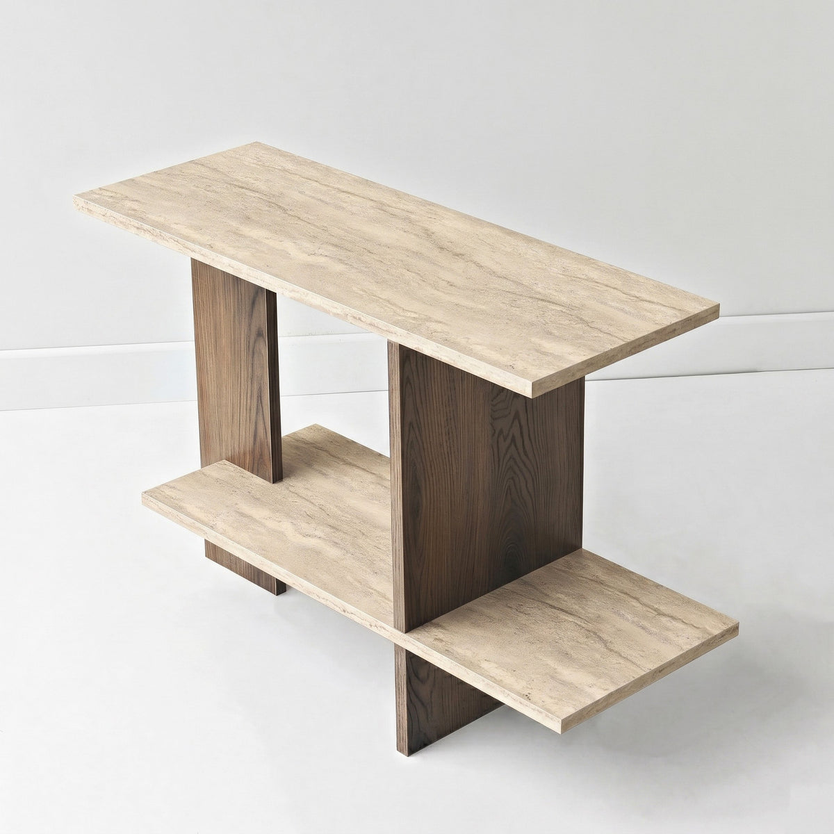Beistelltisch mit rechteckiger Platte in Travertin-Optik und Nussbaum-Gestell, Melamin-Spanplatte, Masse 80 x 30 x 55 cm.