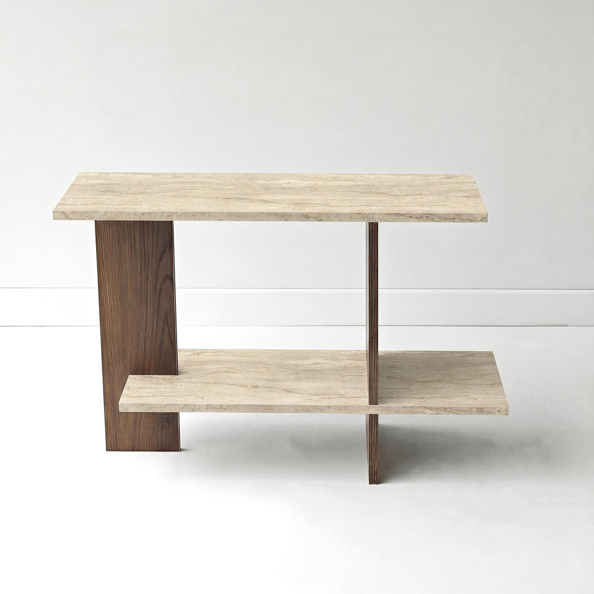 Beistelltisch mit rechteckiger Platte in Travertin-Optik und Nussbaum-Gestell, Melamin-Spanplatte, Masse 80 x 30 x 55 cm.
