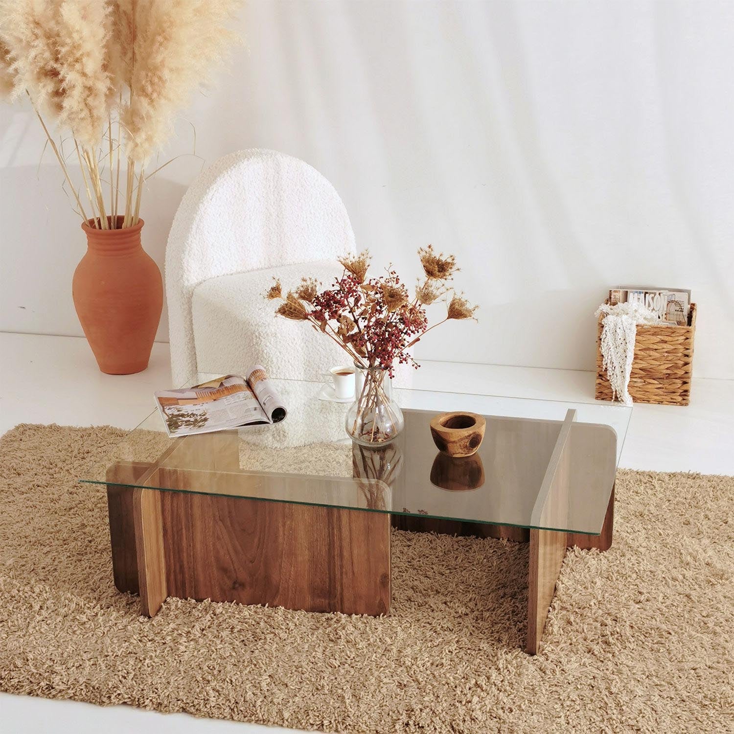 Escape in Walnuss präsentiert im Onlineshop von KAQTU Design AG. Beistelltisch ist von Hanah Home