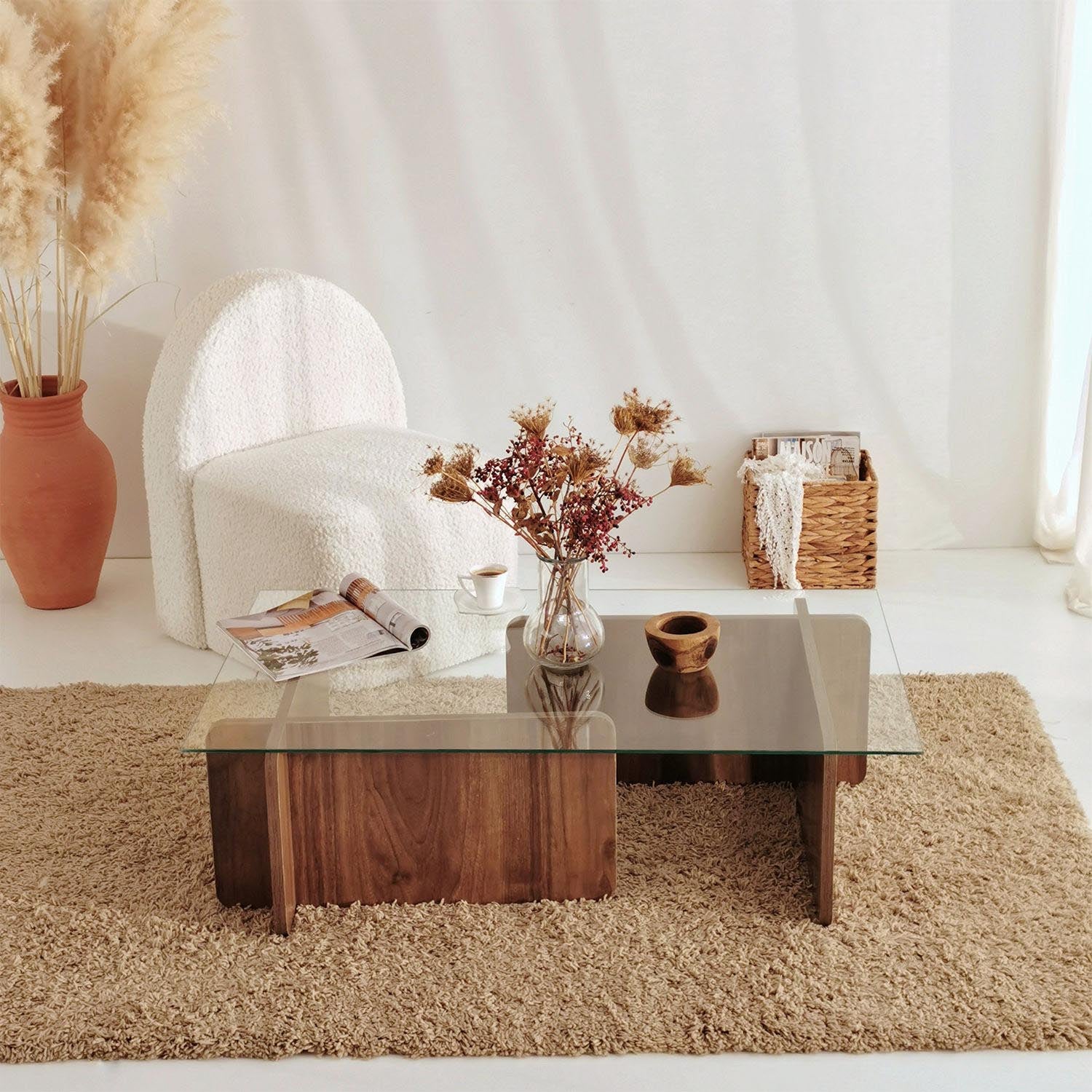 Escape in Walnuss präsentiert im Onlineshop von KAQTU Design AG. Beistelltisch ist von Hanah Home