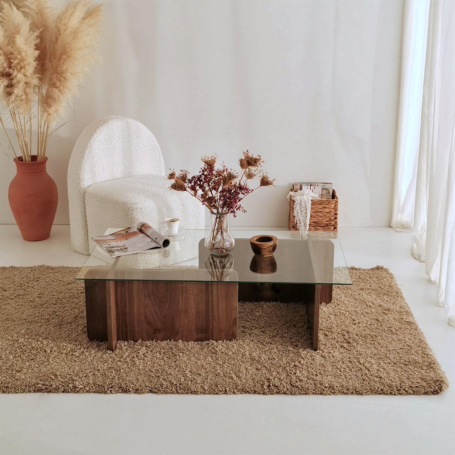 Escape in Walnuss präsentiert im Onlineshop von KAQTU Design AG. Beistelltisch ist von Hanah Home