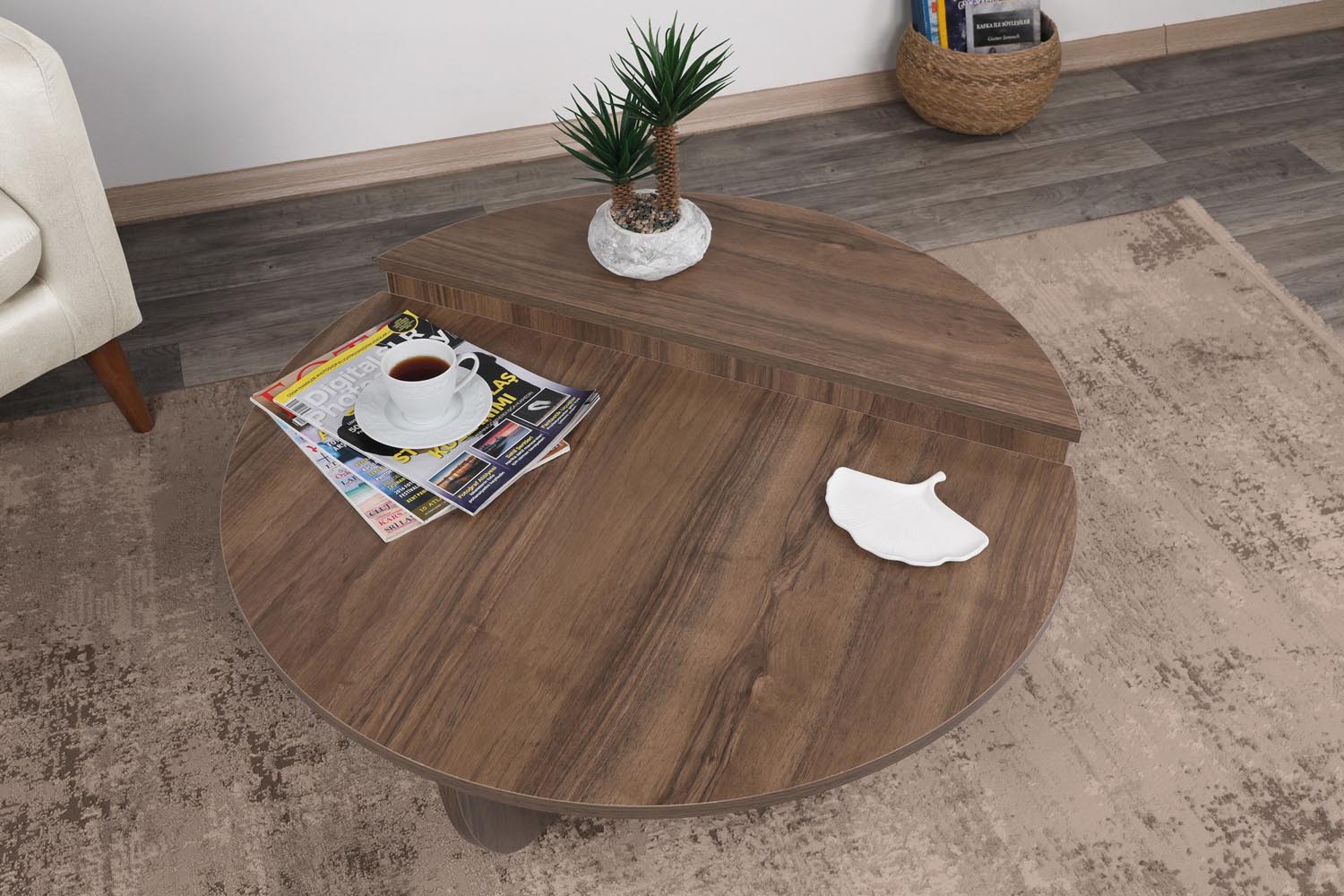Podium - Walnut in Walnuss präsentiert im Onlineshop von KAQTU Design AG. Beistelltisch ist von Hanah Home