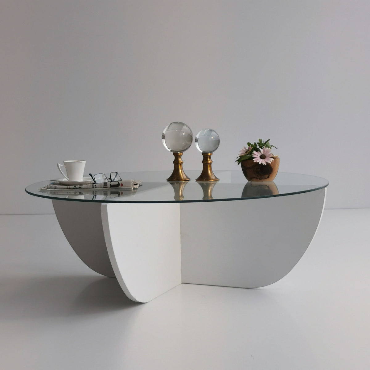 Lily Sofatisch - Weiss in Weiss präsentiert im Onlineshop von KAQTU Design AG. Couchtisch ist von Hanah Home