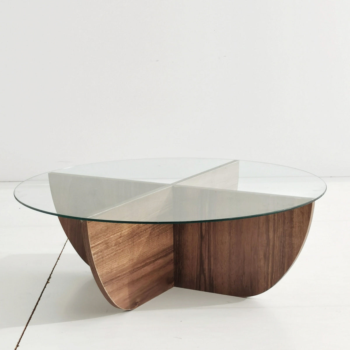 Lily Sofatisch - Walnuss in Walnuss präsentiert im Onlineshop von KAQTU Design AG. Couchtisch ist von Hanah Home