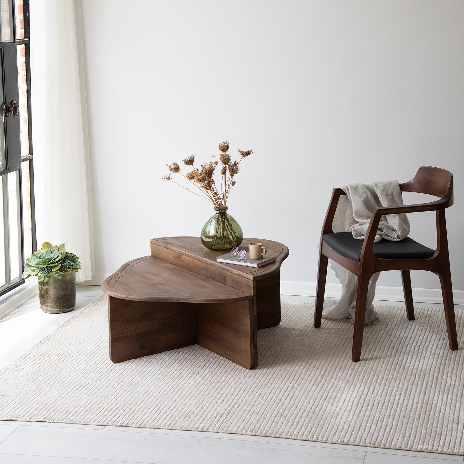Altopiano - Walnut in Walnuss präsentiert im Onlineshop von KAQTU Design AG. Beistelltisch ist von Hanah Home