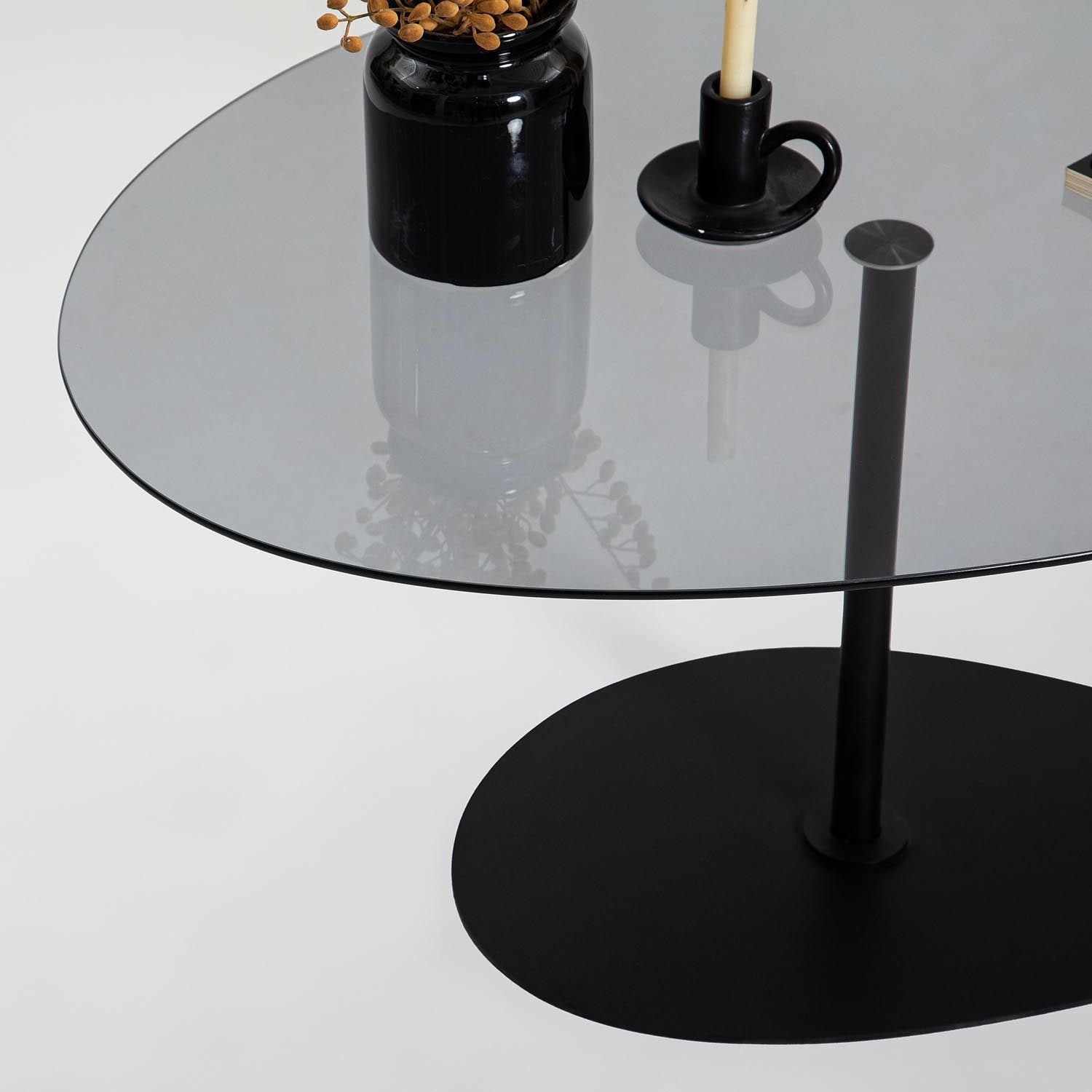 Porto - Dark Grey, Black in Dunkelgrau Schwarz präsentiert im Onlineshop von KAQTU Design AG. Beistelltisch ist von Hanah Home