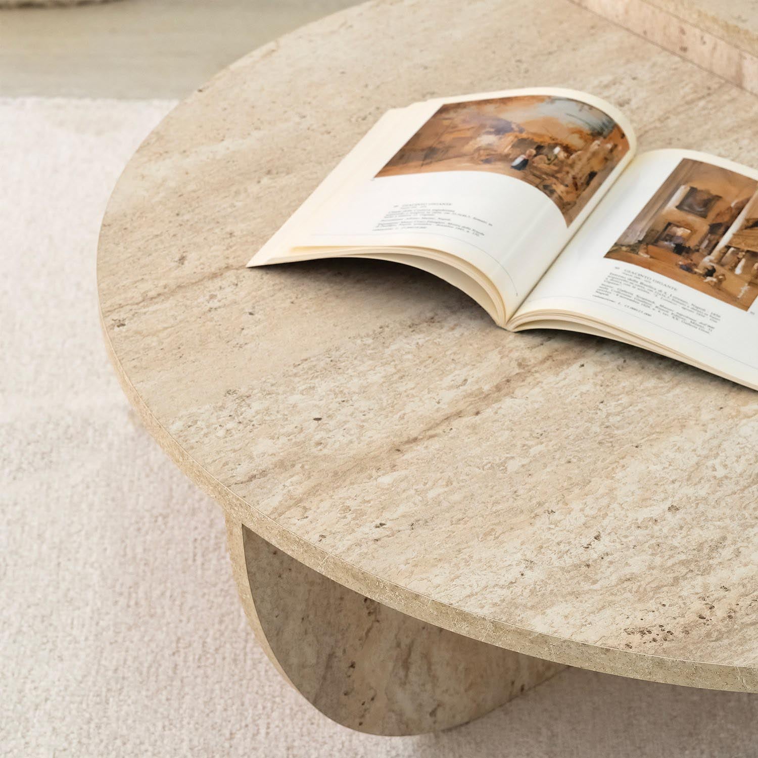 Podium in Travertin präsentiert im Onlineshop von KAQTU Design AG. Beistelltisch ist von Hanah Home