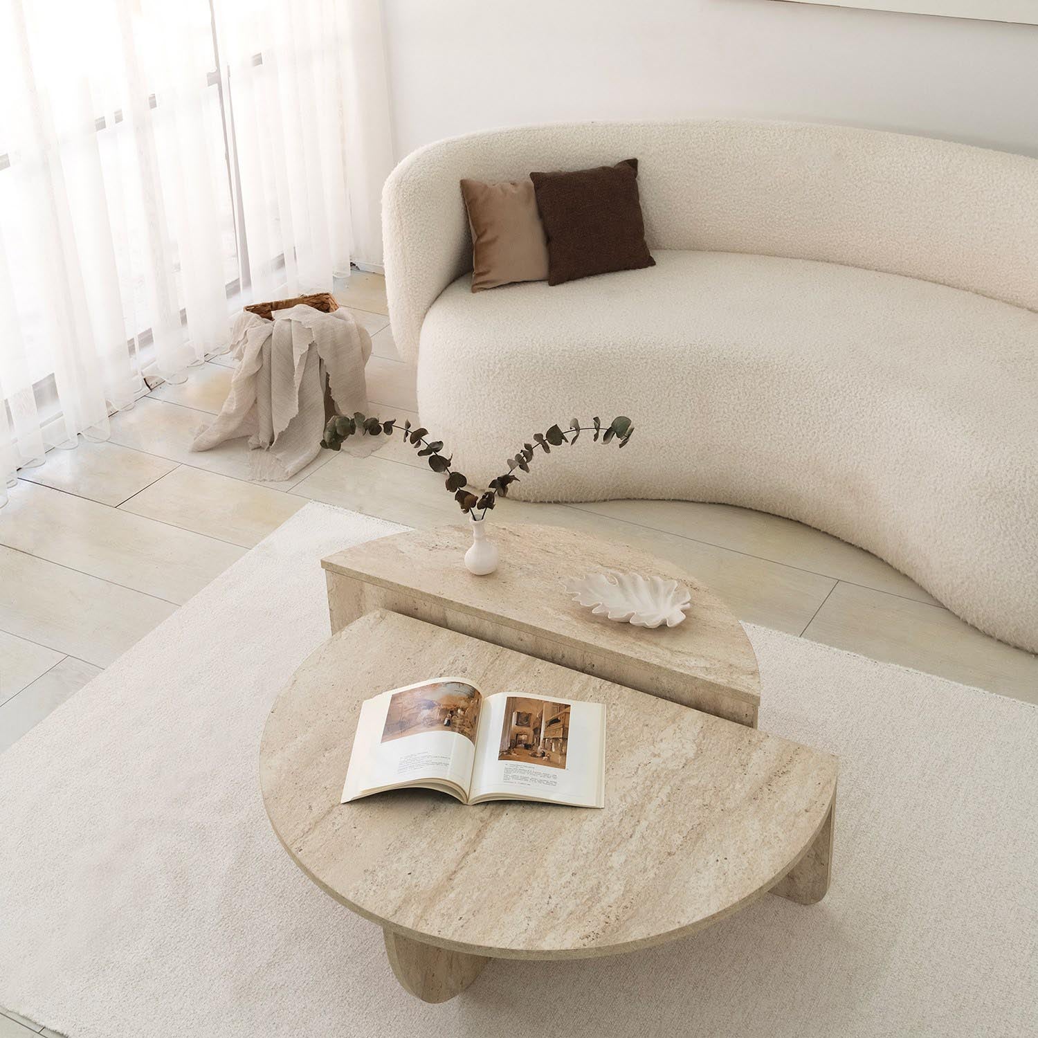 Podium in Travertin präsentiert im Onlineshop von KAQTU Design AG. Beistelltisch ist von Hanah Home