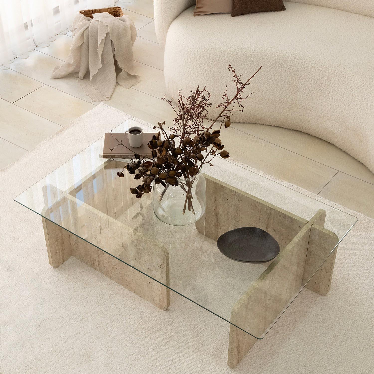 Escape - Travertine in Travertin präsentiert im Onlineshop von KAQTU Design AG. Beistelltisch ist von Hanah Home