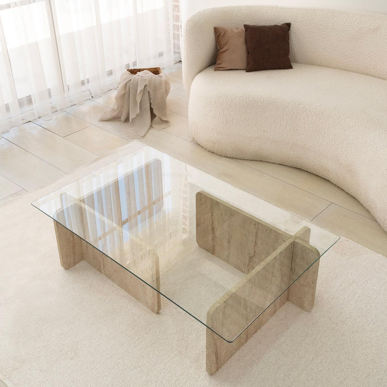 Escape - Travertine in Travertin präsentiert im Onlineshop von KAQTU Design AG. Beistelltisch ist von Hanah Home