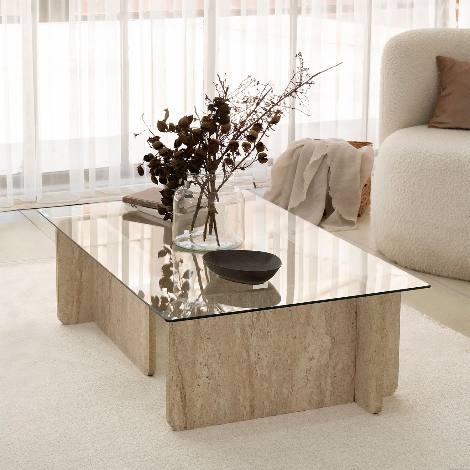 Escape - Travertine in Travertin präsentiert im Onlineshop von KAQTU Design AG. Beistelltisch ist von Hanah Home