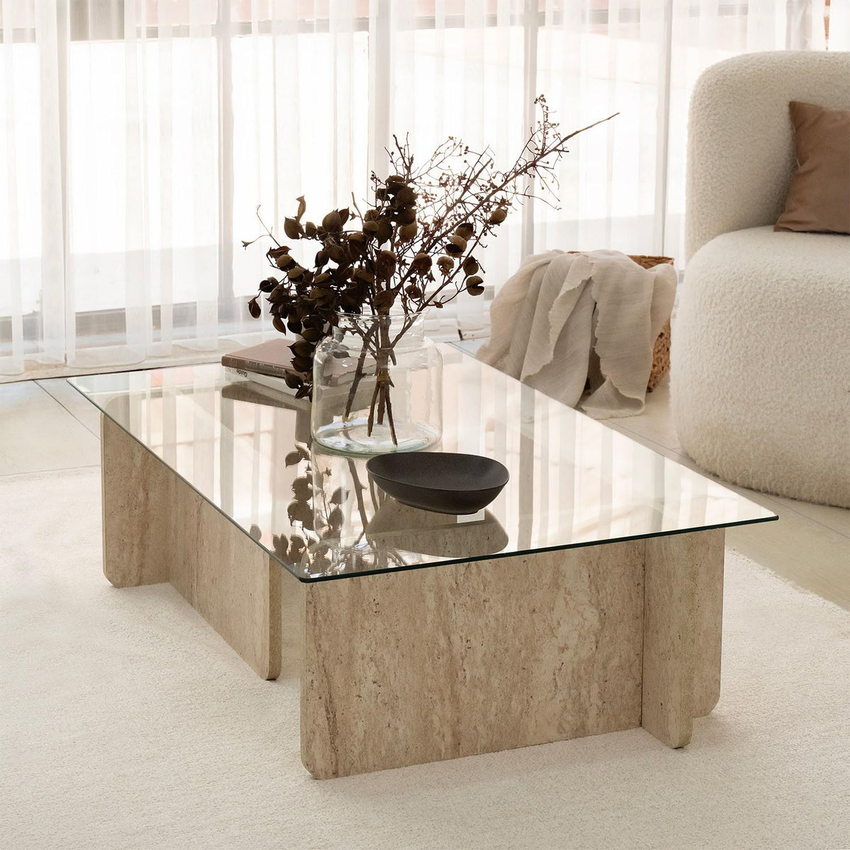 Escape Sofatisch - Travertin in Travertin präsentiert im Onlineshop von KAQTU Design AG. Couchtisch ist von Hanah Home