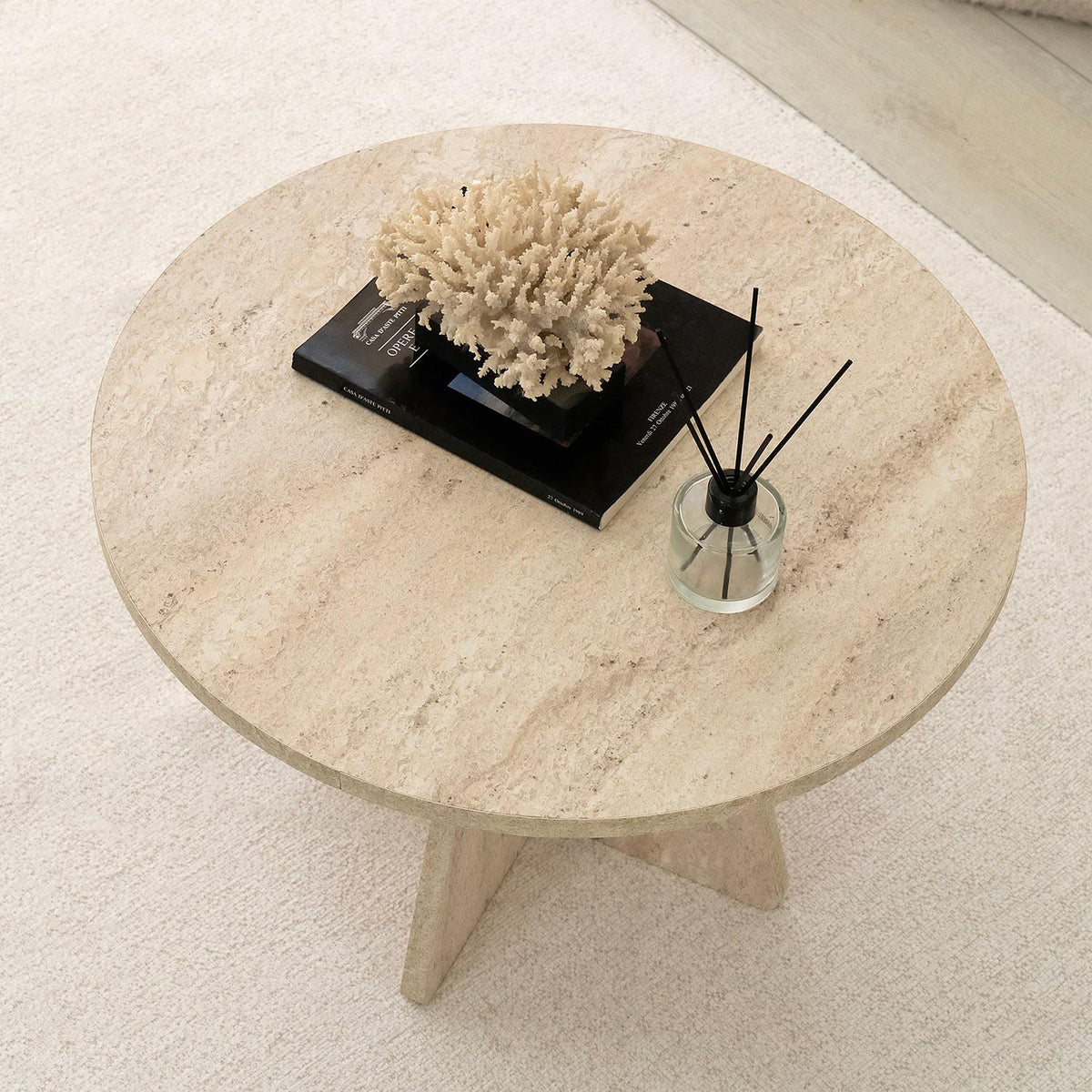 Mushroom Sofatisch - Travertin in Travertin präsentiert im Onlineshop von KAQTU Design AG. Couchtisch ist von Hanah Home